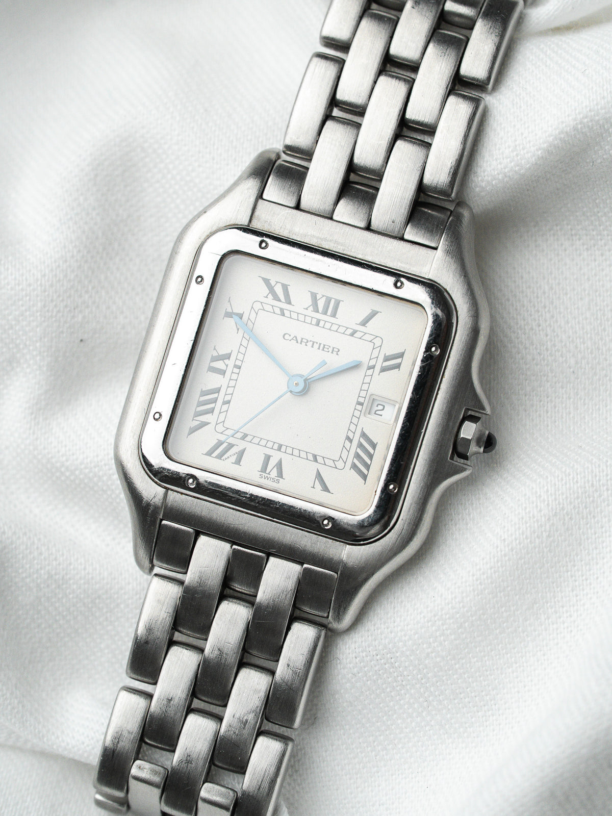 Montre Cartier vintage en acier, boîtier carré, cadran blanc et bracelet métallique