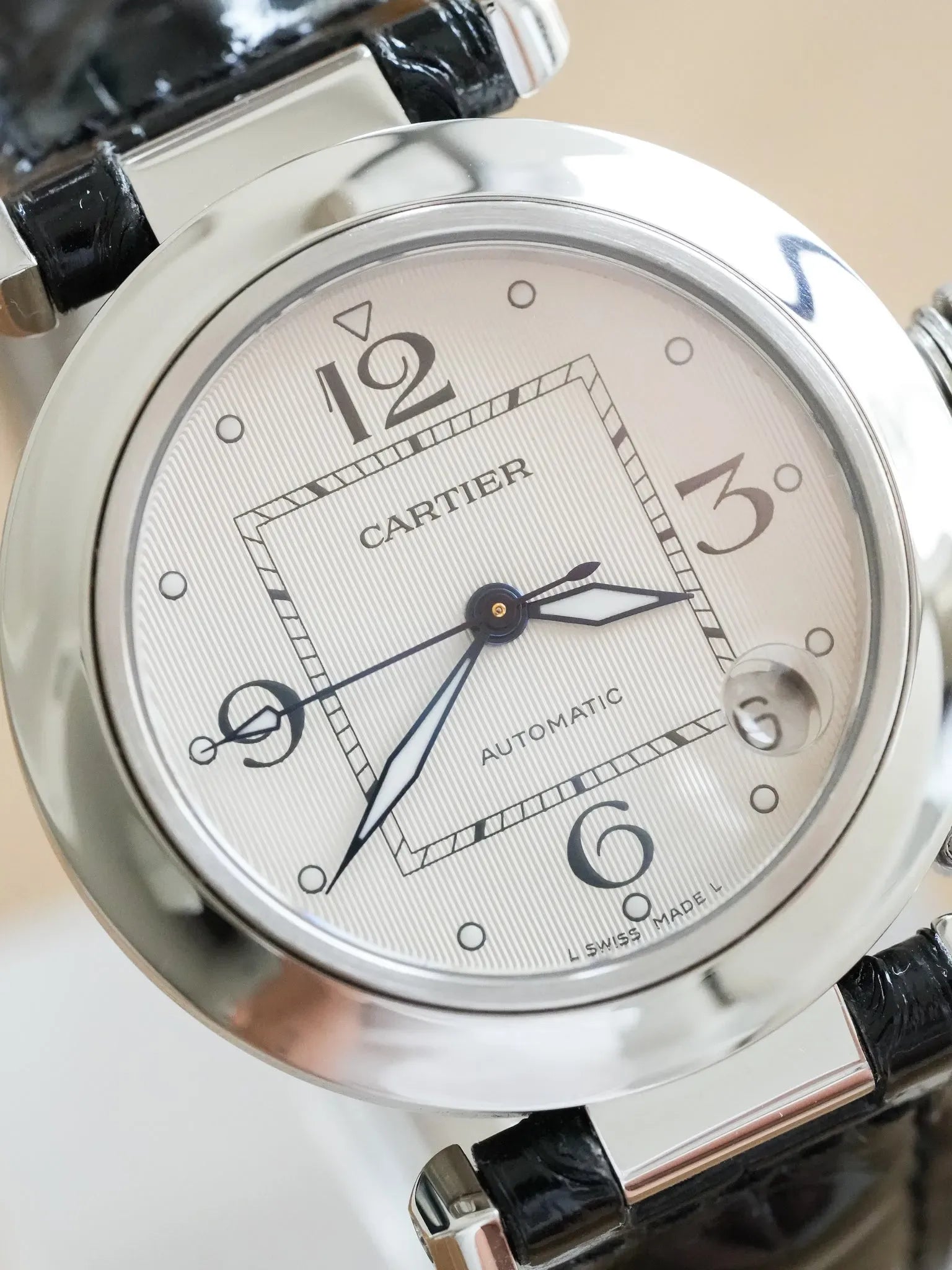 Cartier - Pasha 2324 Date Blanc Tapissé Cuir - 2000s - Atelier Victor