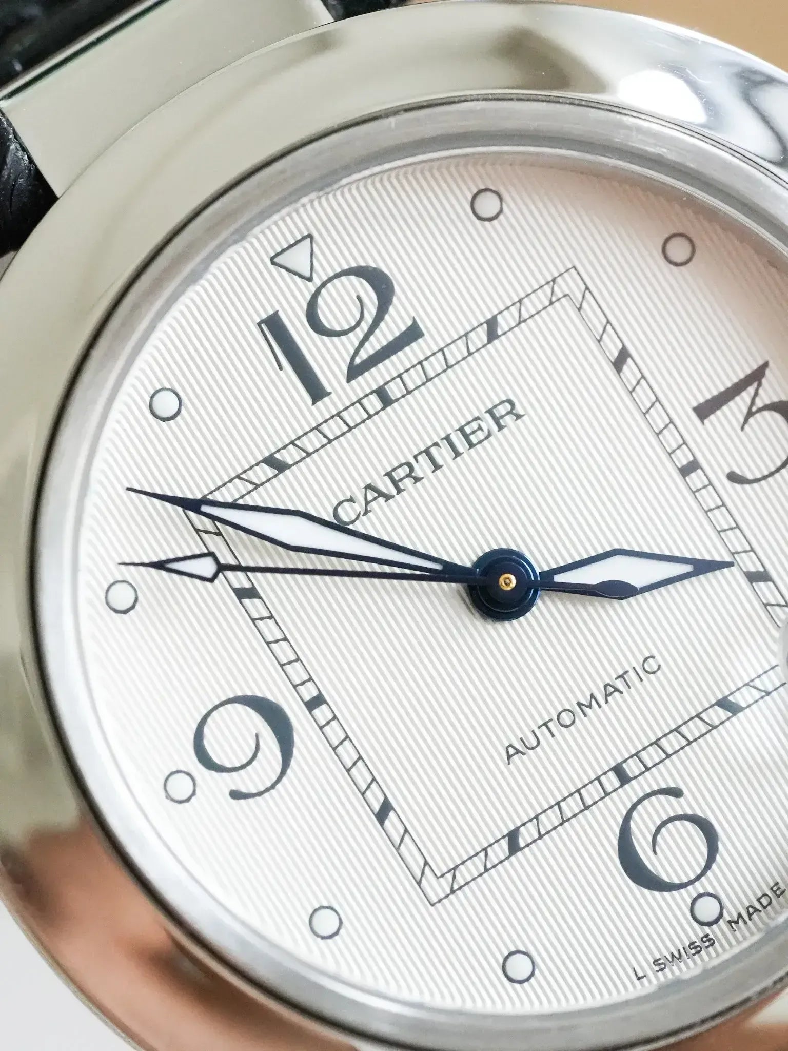 Cartier - Pasha 2324 Date Blanc Tapissé Cuir - 2000s - Atelier Victor
