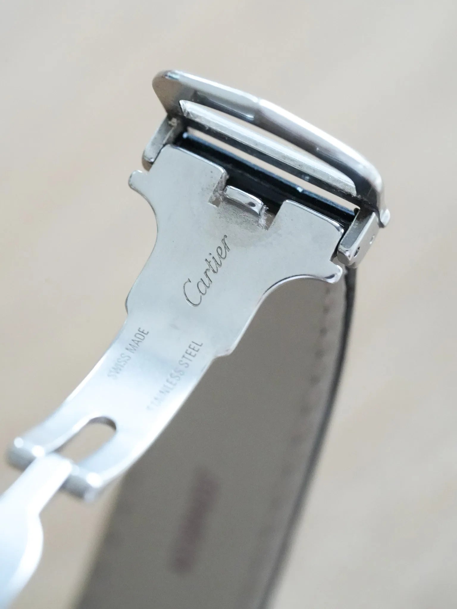 Cartier - Pasha 2324 Date Blanc Tapissé Cuir - 2000s - Atelier Victor Paris - Vintage Watch Shop Dubai