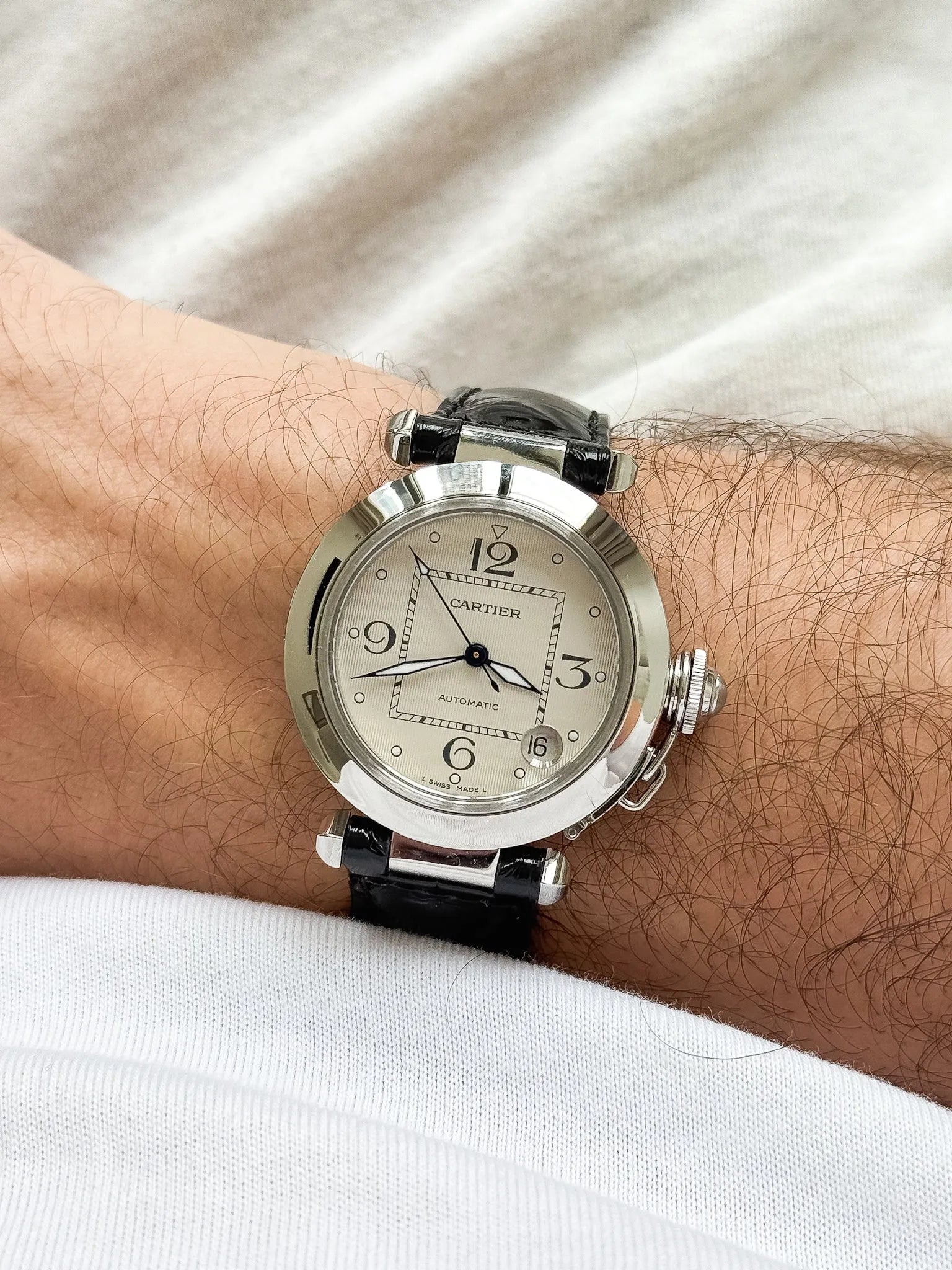 Cartier - Pasha 2324 Date Blanc Tapissé Cuir - 2000s - Atelier Victor Paris - Vintage Watch Shop Dubai