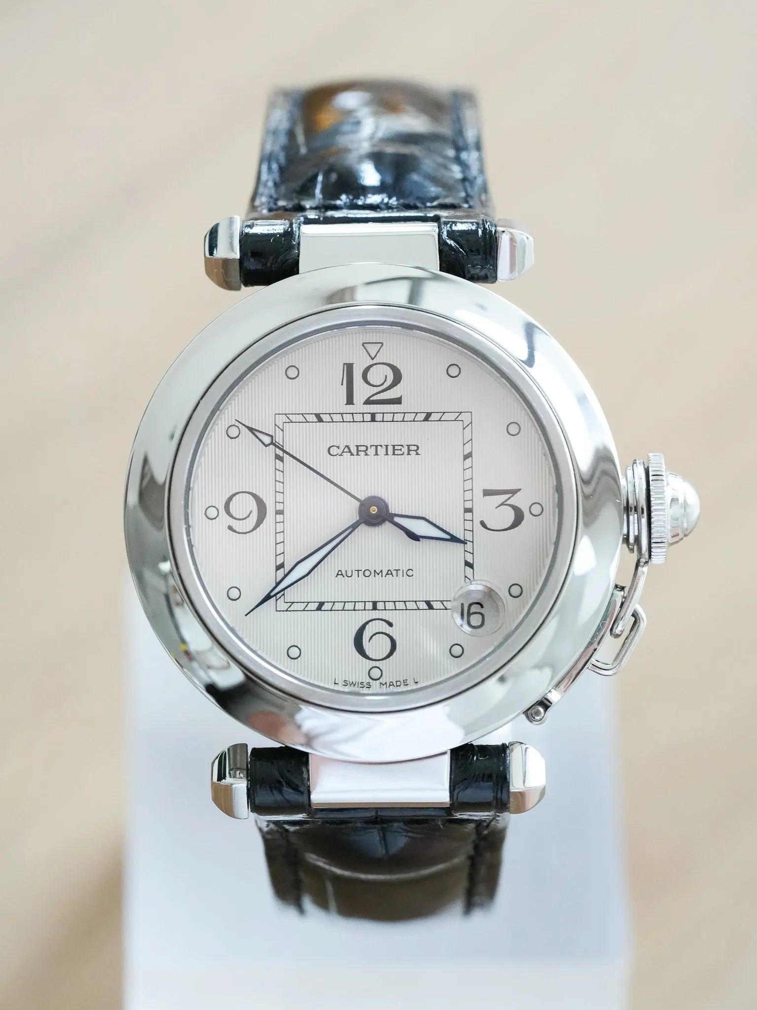 Cartier - Pasha 2324 Date Blanc Tapissé Cuir - 2000s - Atelier Victor Paris - Vintage Watch Shop Dubai