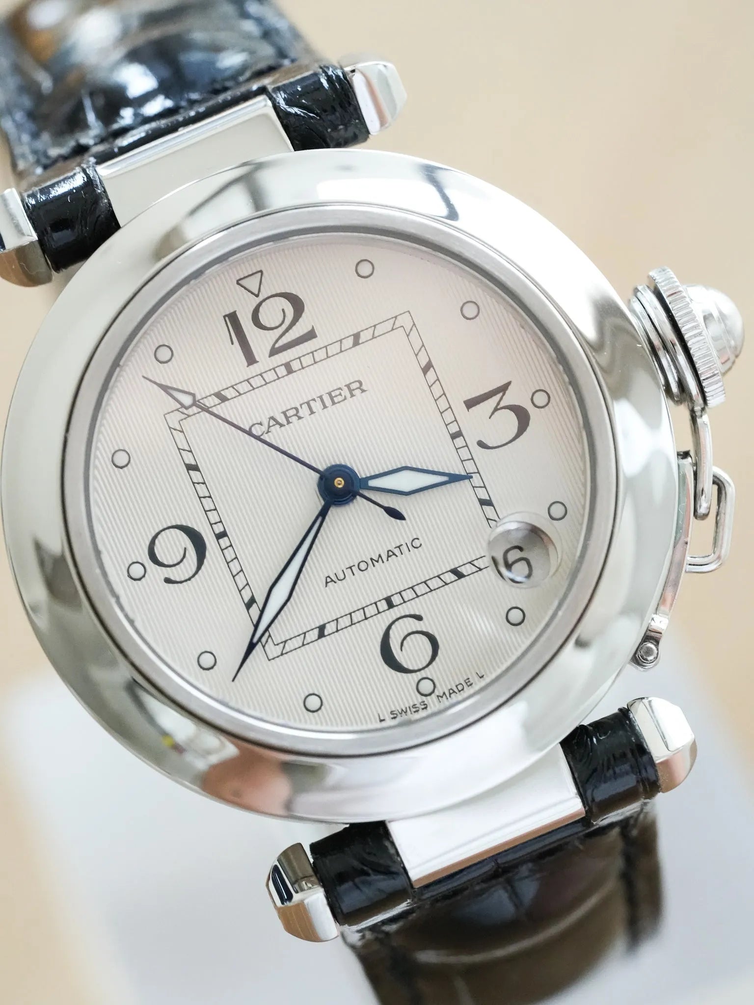 Cartier - Pasha 2324 Date Blanc Tapissé Cuir - 2000s - Atelier Victor Paris - Vintage Watch Shop Dubai