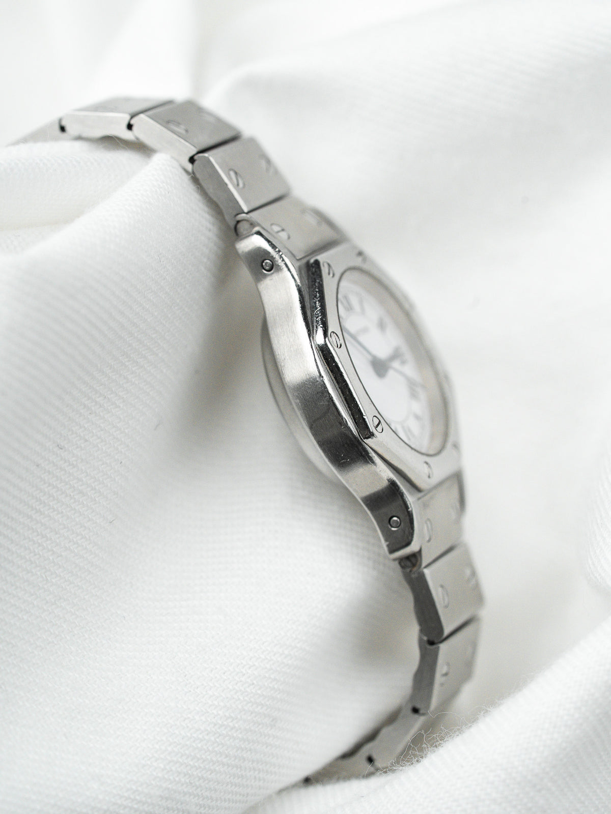 Montre Cartier vintage en acier avec bracelet et boîtier argenté sur fond blanc