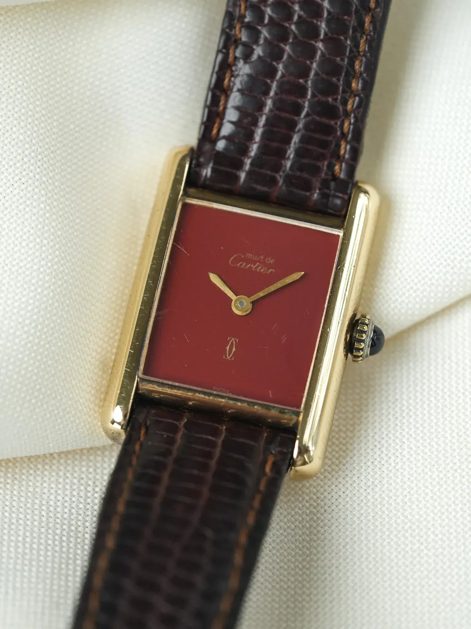 Montre Cartier Tank Must SM Vermeil (Années 1980) – Cadran Rouge & Mécanique
