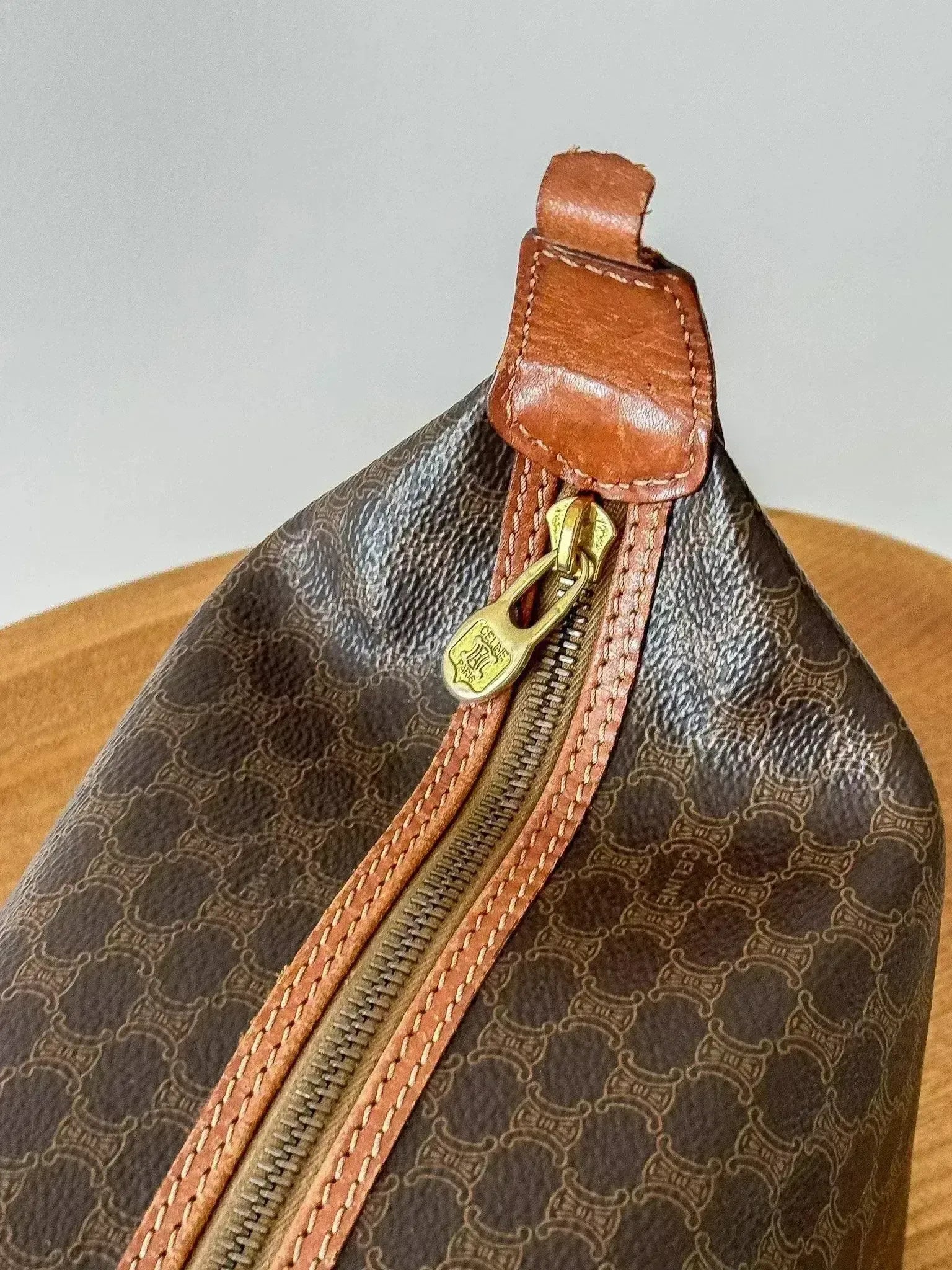 Celine - Pochette vintage Taille XL en toile triomphe et cuir - Atelier Victor