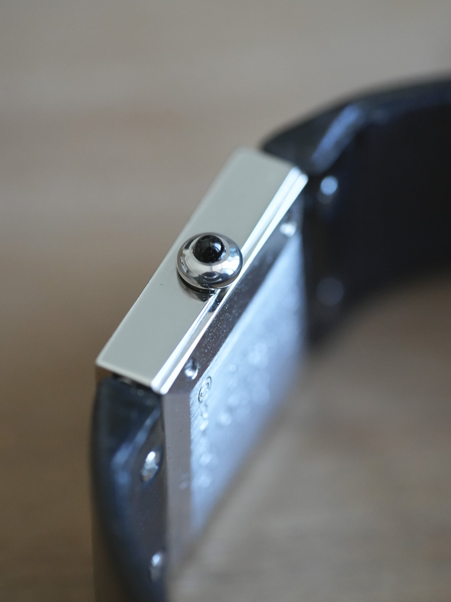 Chanel - Dress Watch Cadran Matelassé Noir - 1990s - Atelier Victor - Vintage Shop
