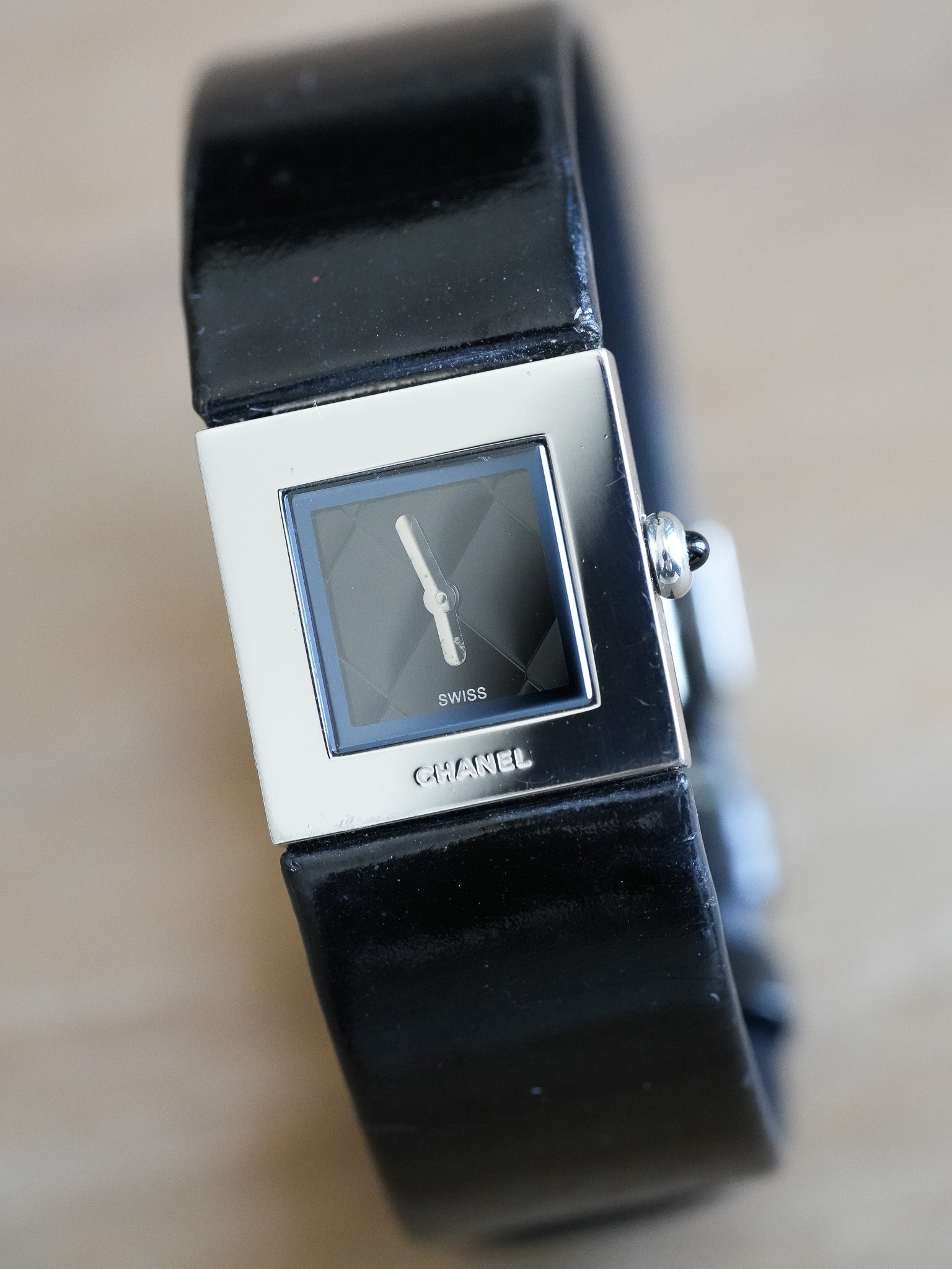Chanel - Dress Watch Cadran Matelassé Noir - 1990s - Atelier Victor - Vintage Shop