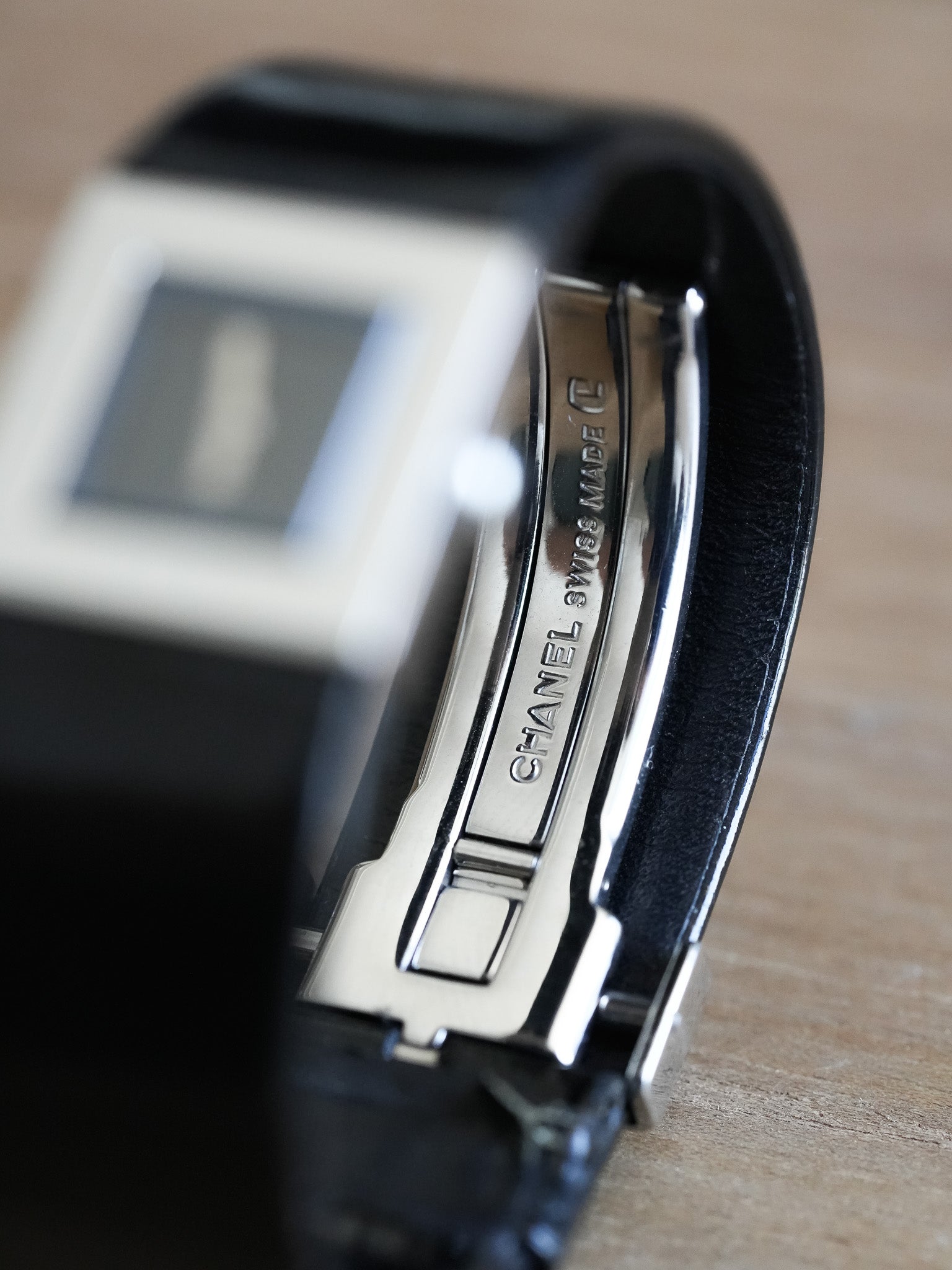 Chanel - Dress Watch Cadran Matelassé Noir - 1990s - Atelier Victor - Vintage Shop