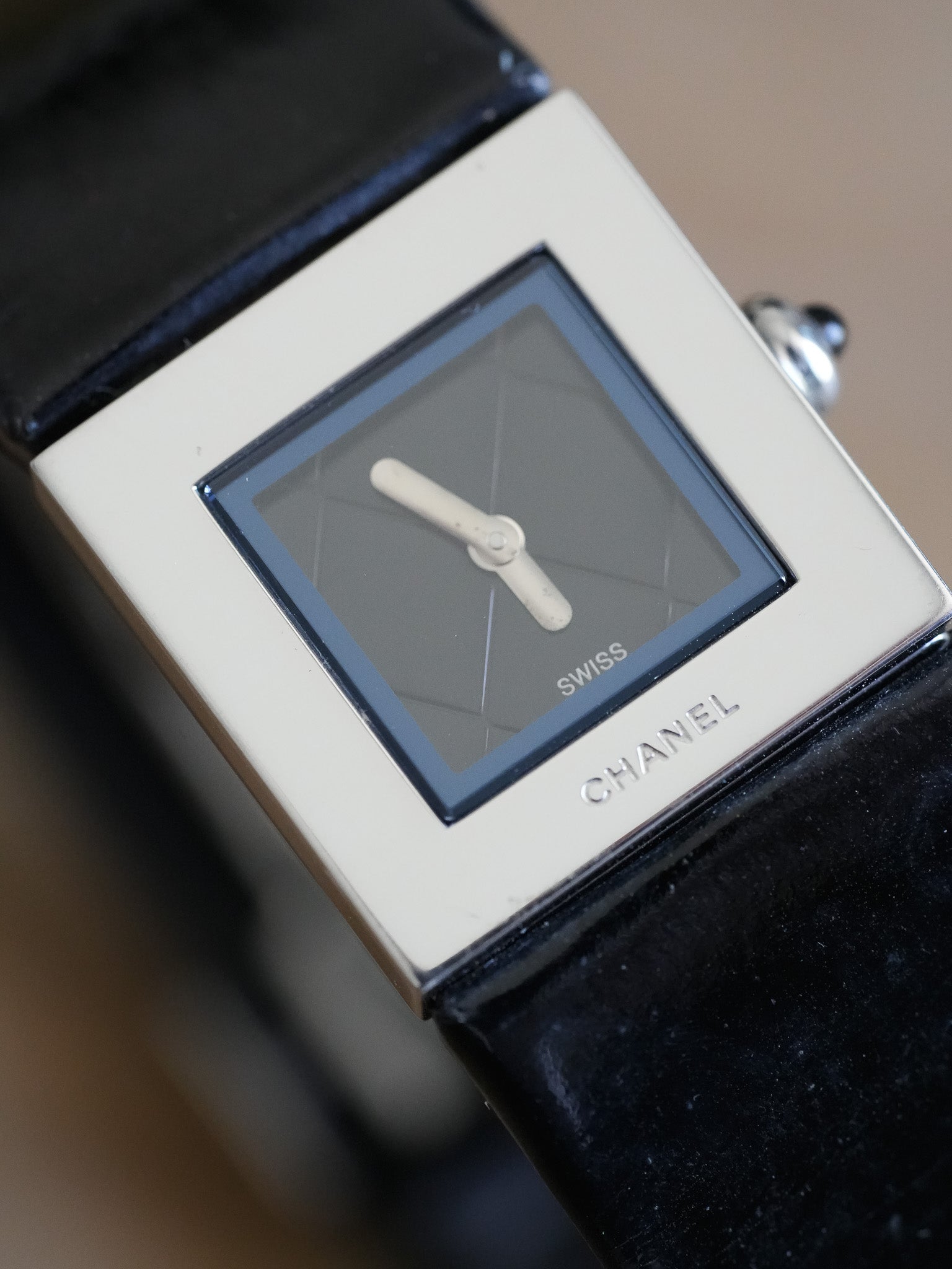 Chanel - Dress Watch Cadran Matelassé Noir - 1990s - Atelier Victor - Vintage Shop
