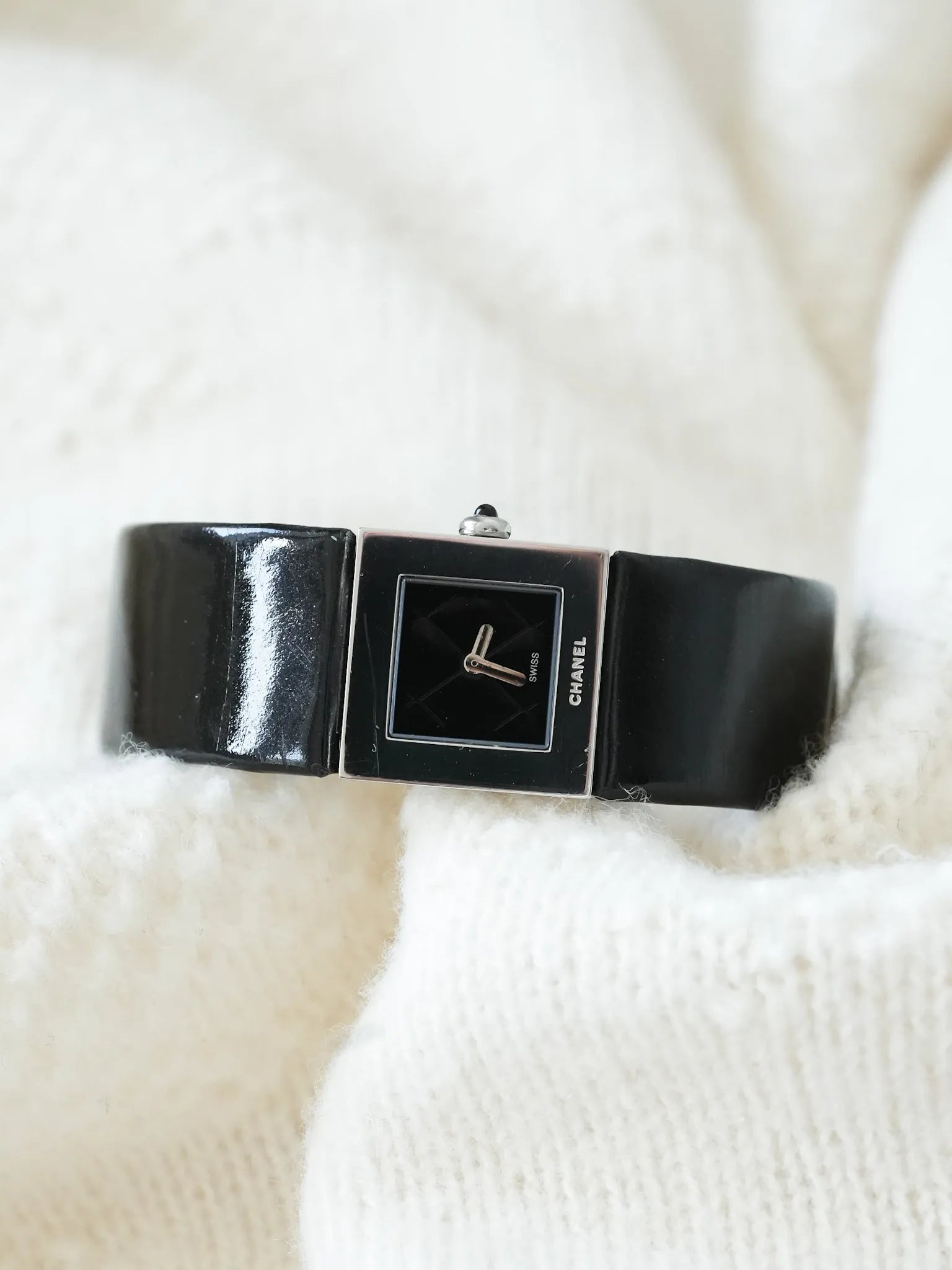 Chanel - Dress Watch Cadran Matelassé Noir - 1990s - Atelier Victor - Vintage Shop