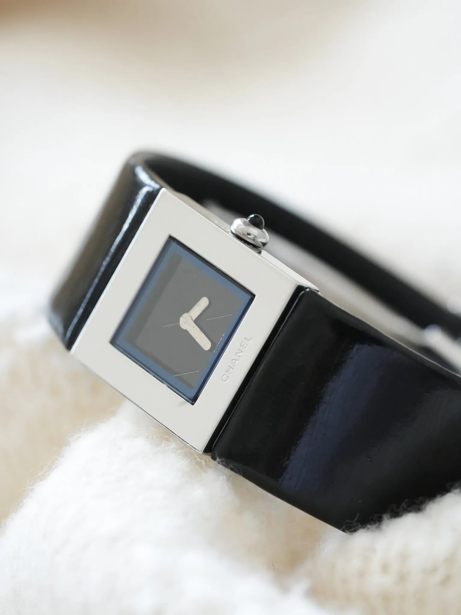 Chanel - Dress Watch Cadran Matelassé Noir - 1990s - Atelier Victor - Vintage Shop