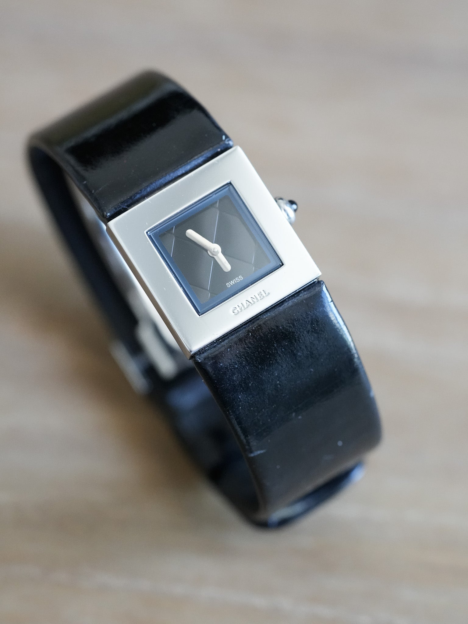 Chanel - Dress Watch Cadran Matelassé Noir - 1990s - Atelier Victor - Vintage Shop