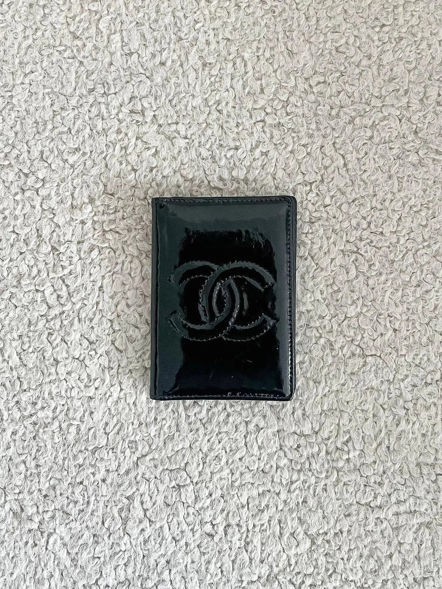 Chanel - Porte-cartes Cuir Verni Noir - Atelier Victor Paris - Vintage Watch Shop Dubai