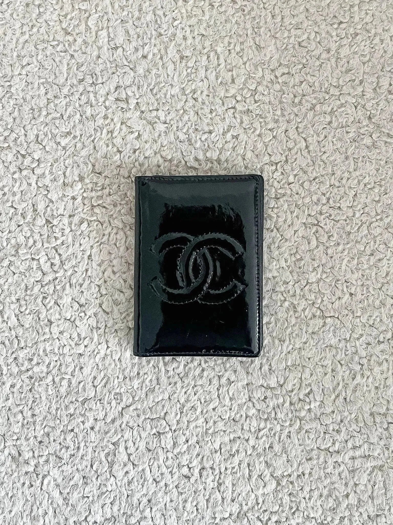 Chanel - Porte-cartes Cuir Verni Noir - Atelier Victor - Vintage Shop