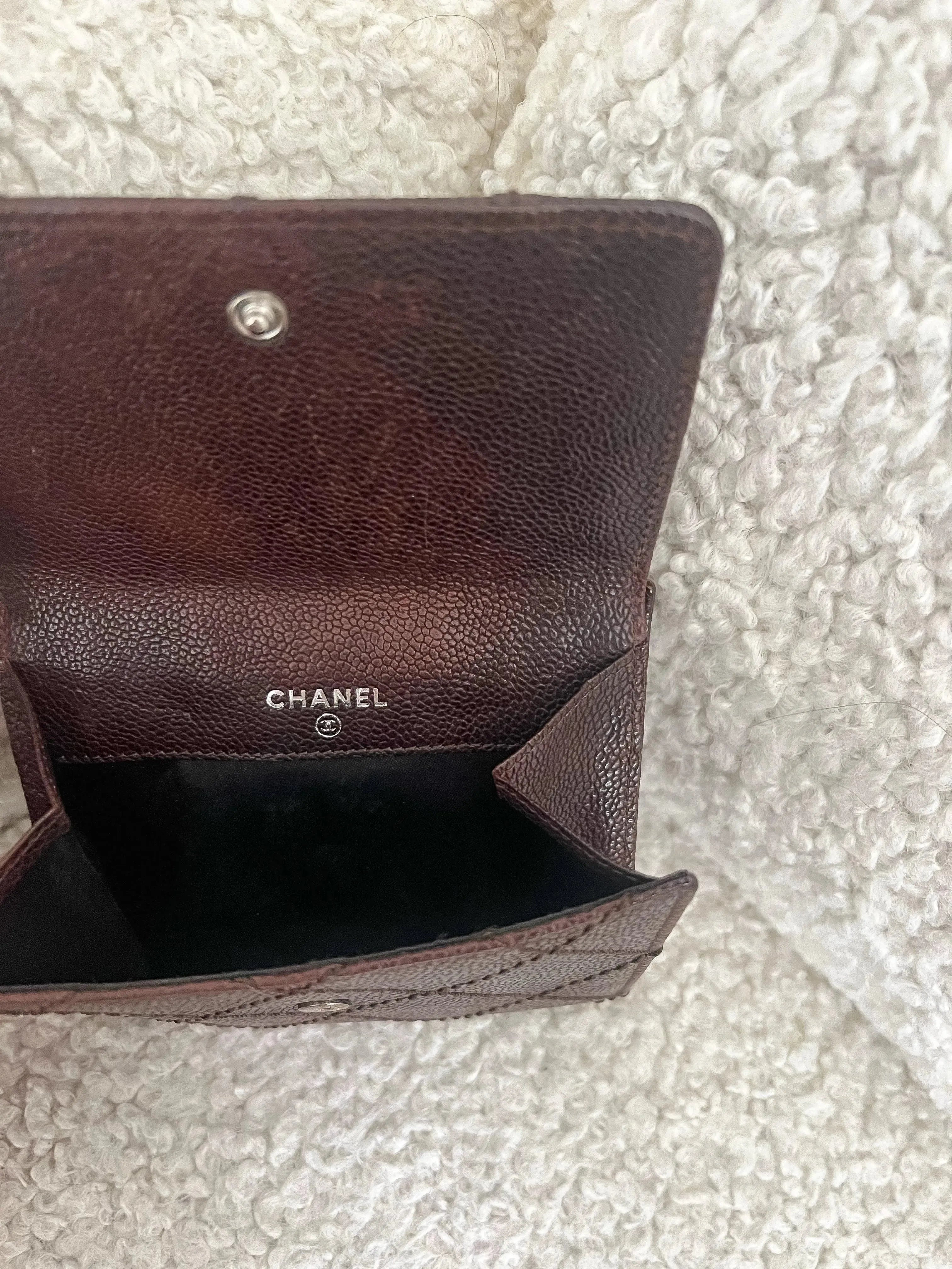 Chanel - Portefeuille Cuir Marron Quadrillé - Atelier Victor - Vintage Shop