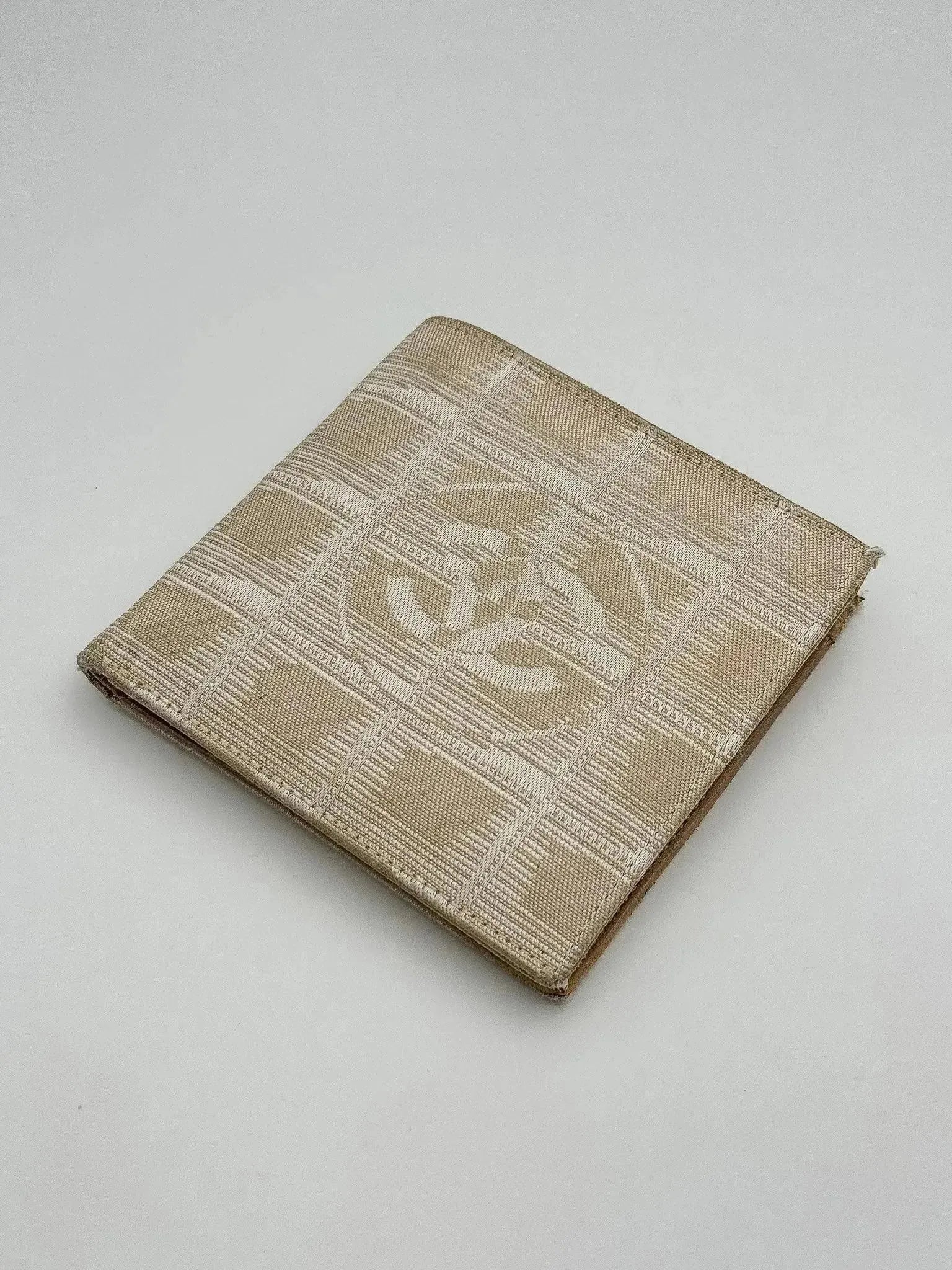 Chanel - Portefeuille en toile beige - Atelier Victor Paris - Vintage Watch Shop Dubai