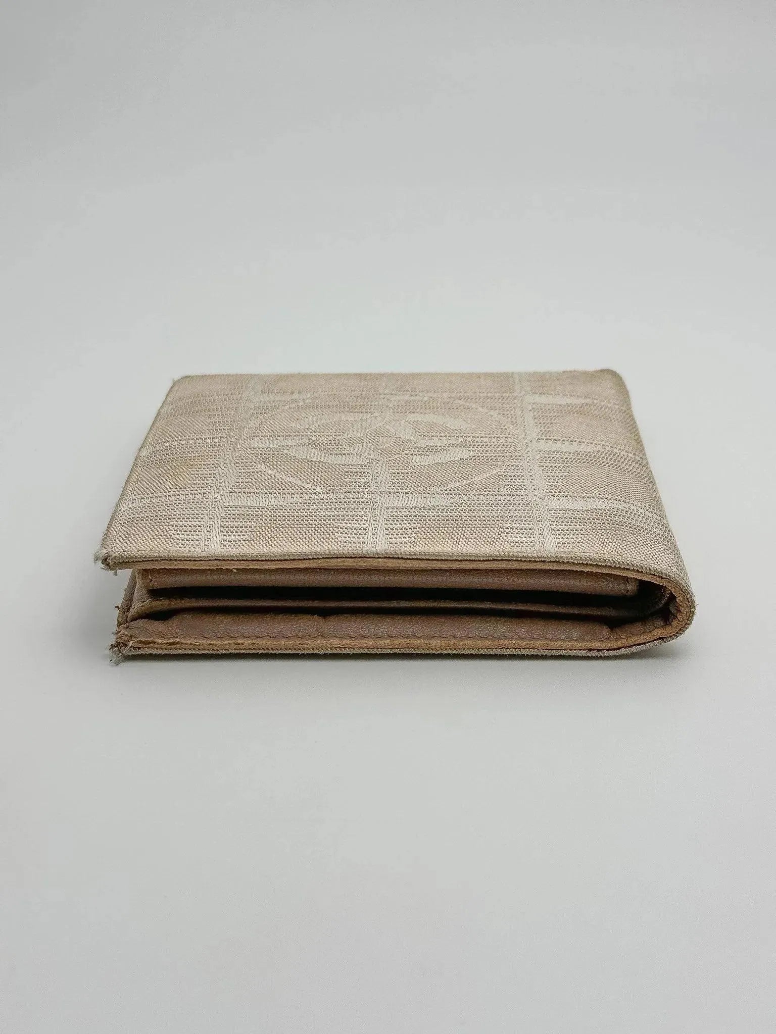 Chanel - Portefeuille en toile beige - Atelier Victor Paris - Vintage Watch Shop Dubai