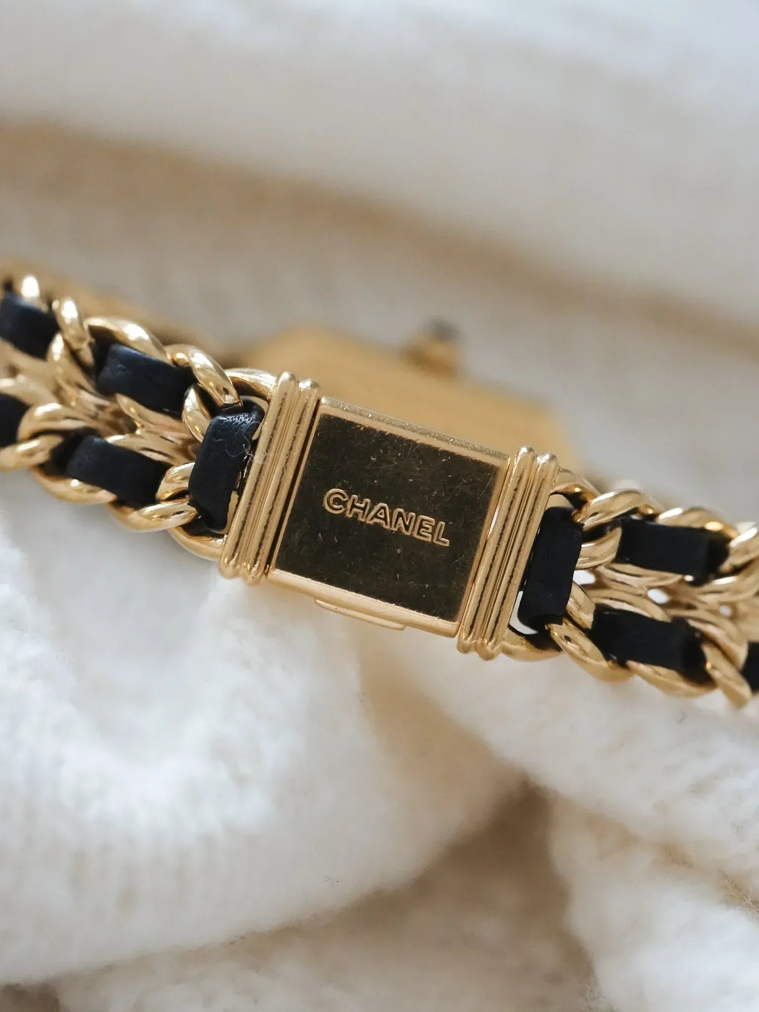 Chanel - Première Plaqué or cuir taille M - 1990s - Atelier Victor