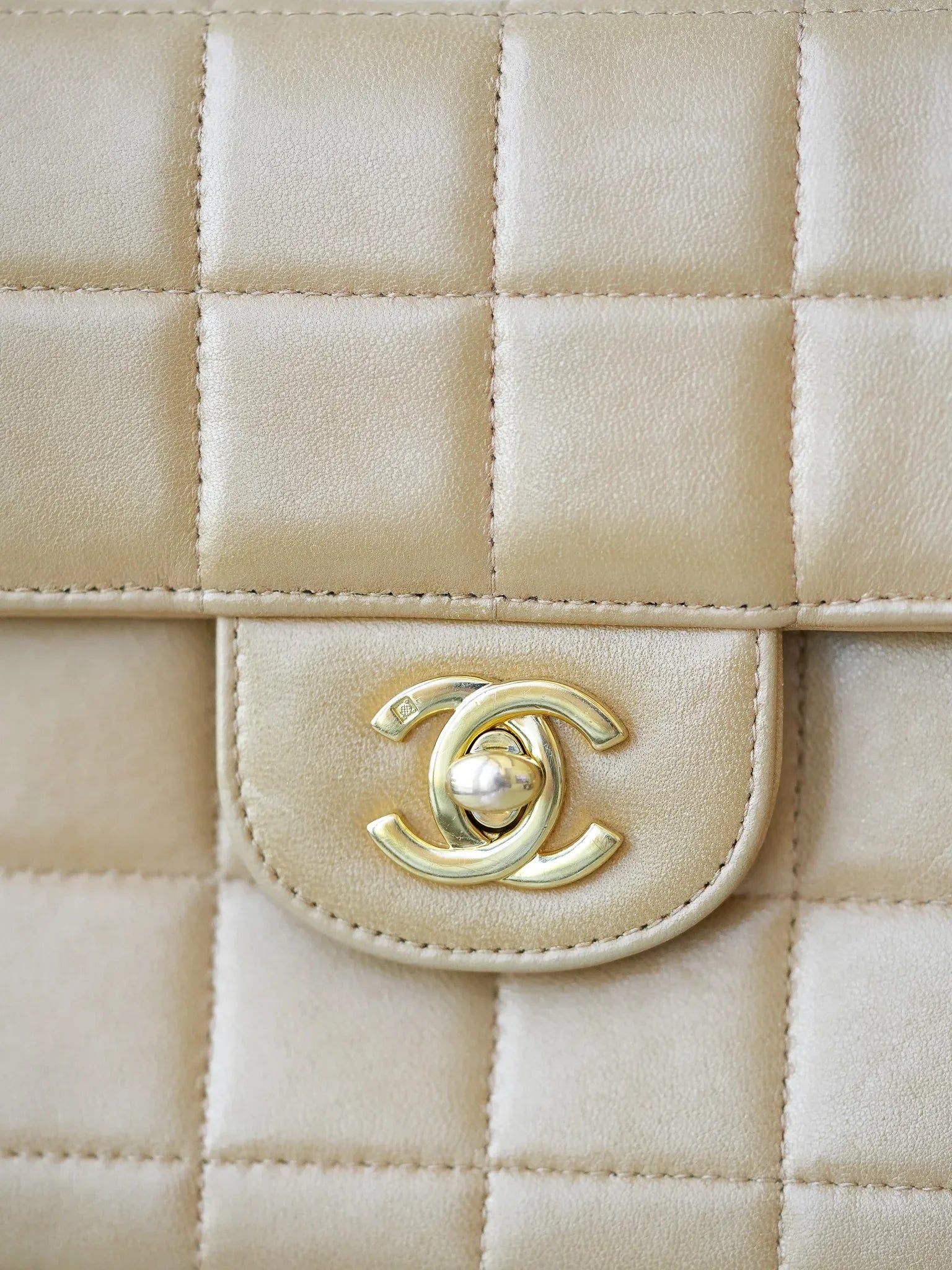 Chanel - Sac à main barre chocolat beige - Atelier Victor