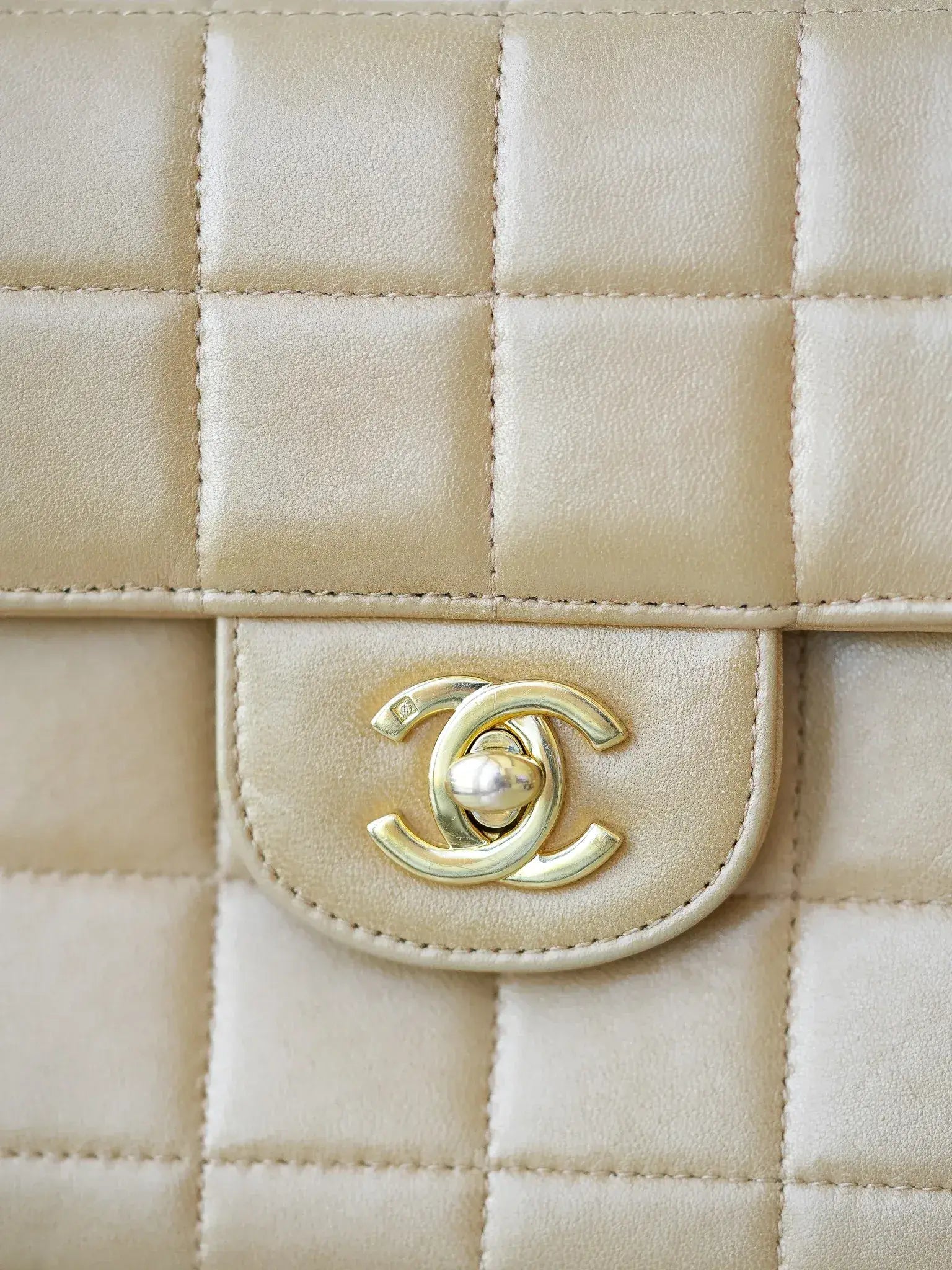 Chanel - Sac à main barre chocolat beige - Atelier Victor