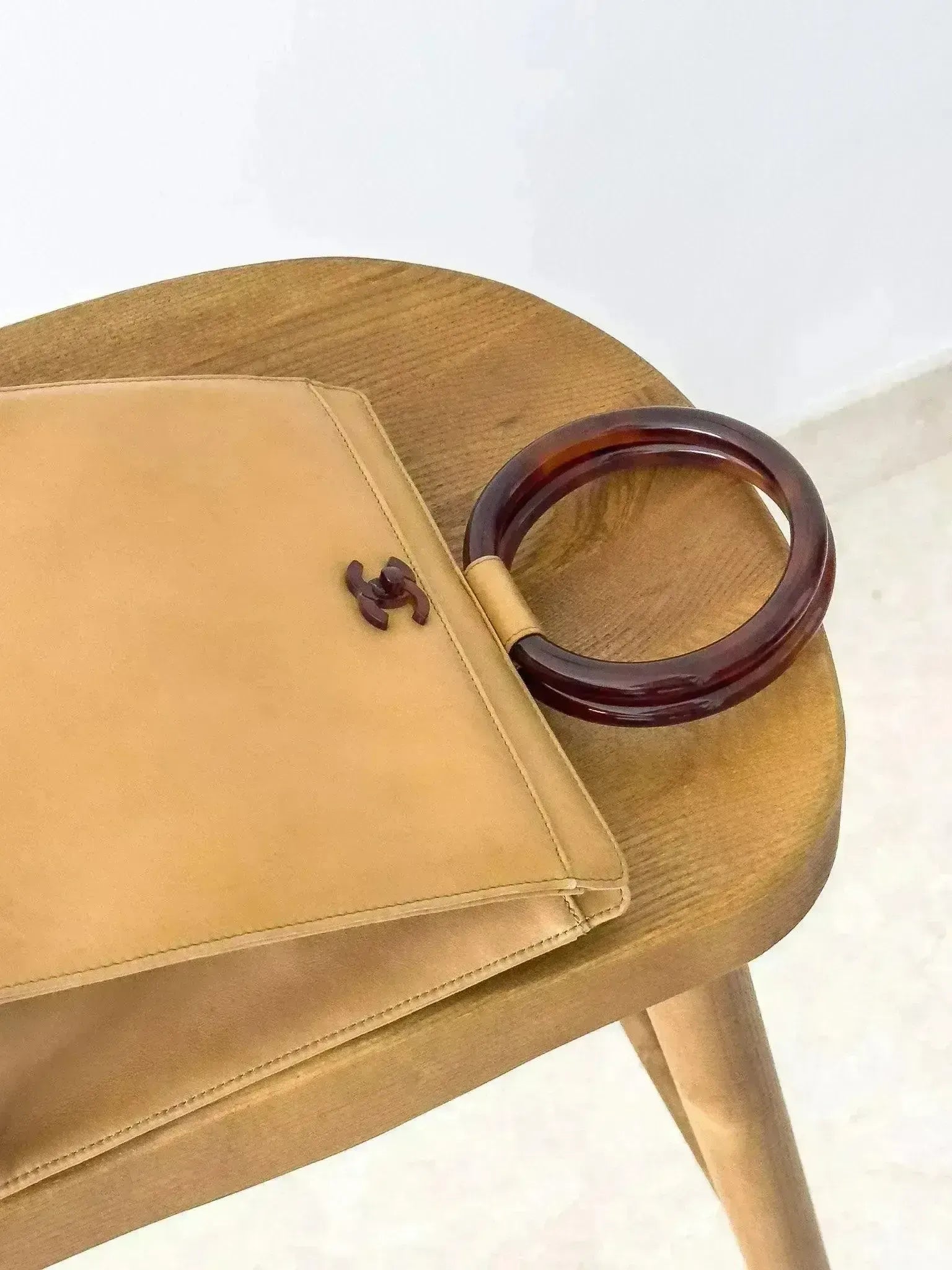Chanel - Sac à main en cuir beige et écailles de tortue - Atelier Victor