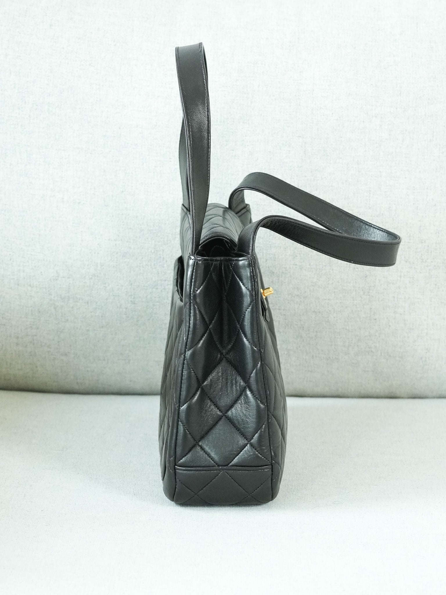 Chanel Sac à Main Top Handle Matelassé Noir Vintage 1996 - Atelier Victor