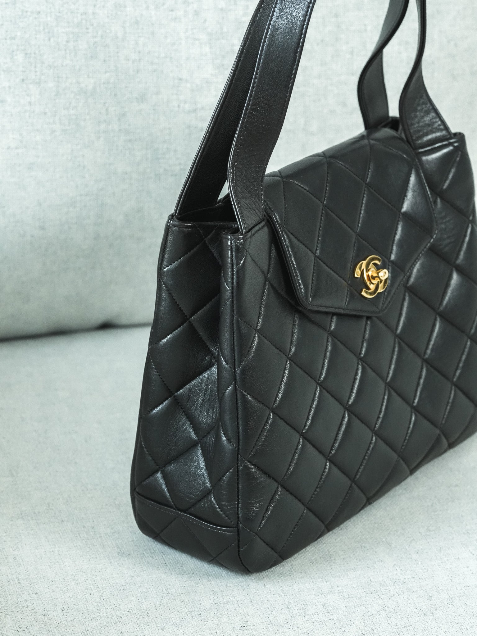 Chanel Sac à Main Top Handle Matelassé Noir Vintage 1996 - Atelier Victor