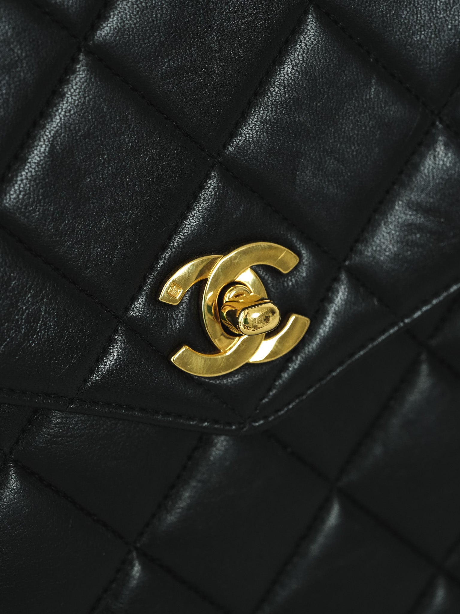 Chanel Sac à Main Top Handle Matelassé Noir Vintage 1996 - Atelier Victor