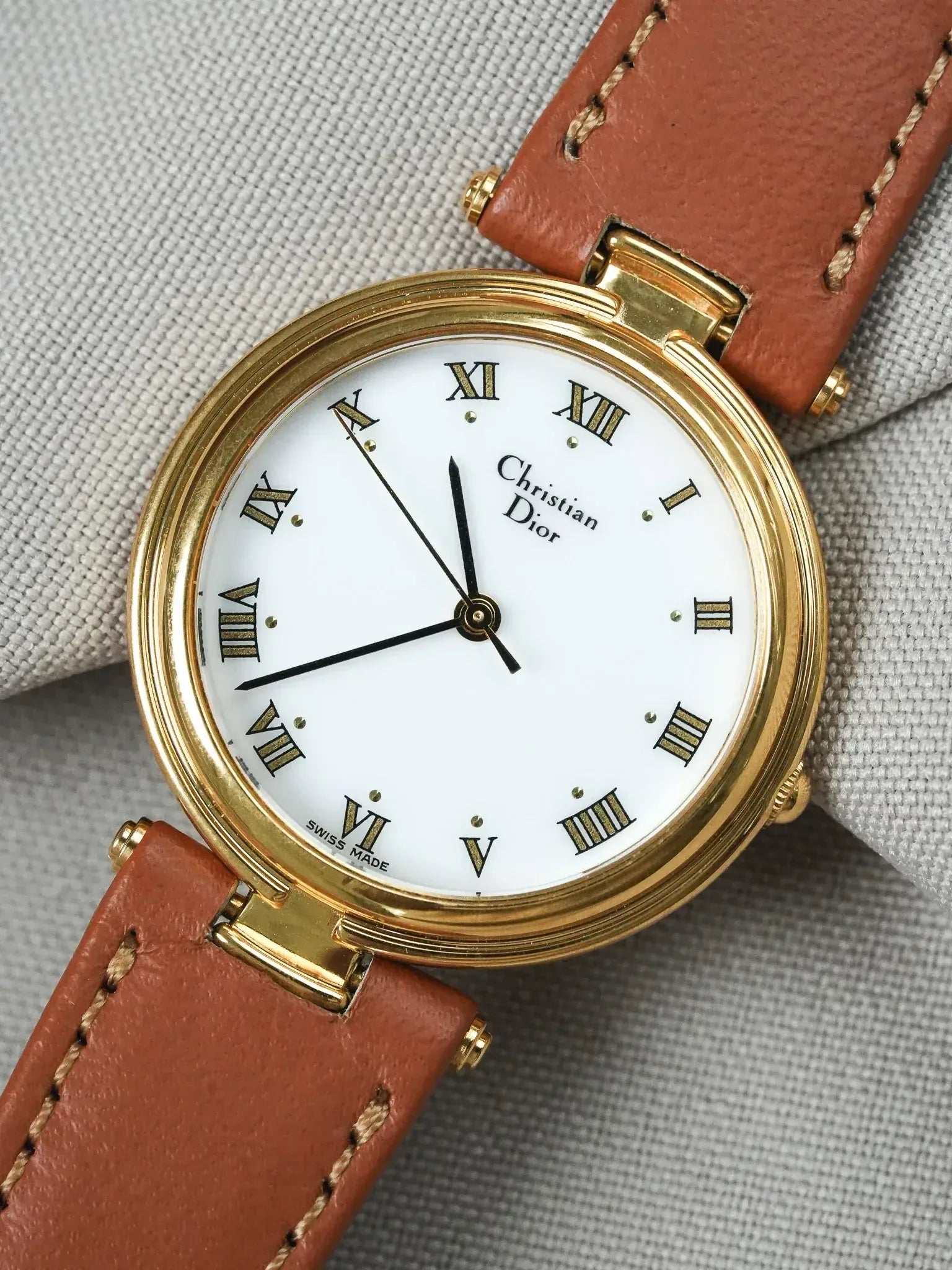Christian Dior - Ronde cornes centrales cadran blanc - 1990s - Atelier Victor