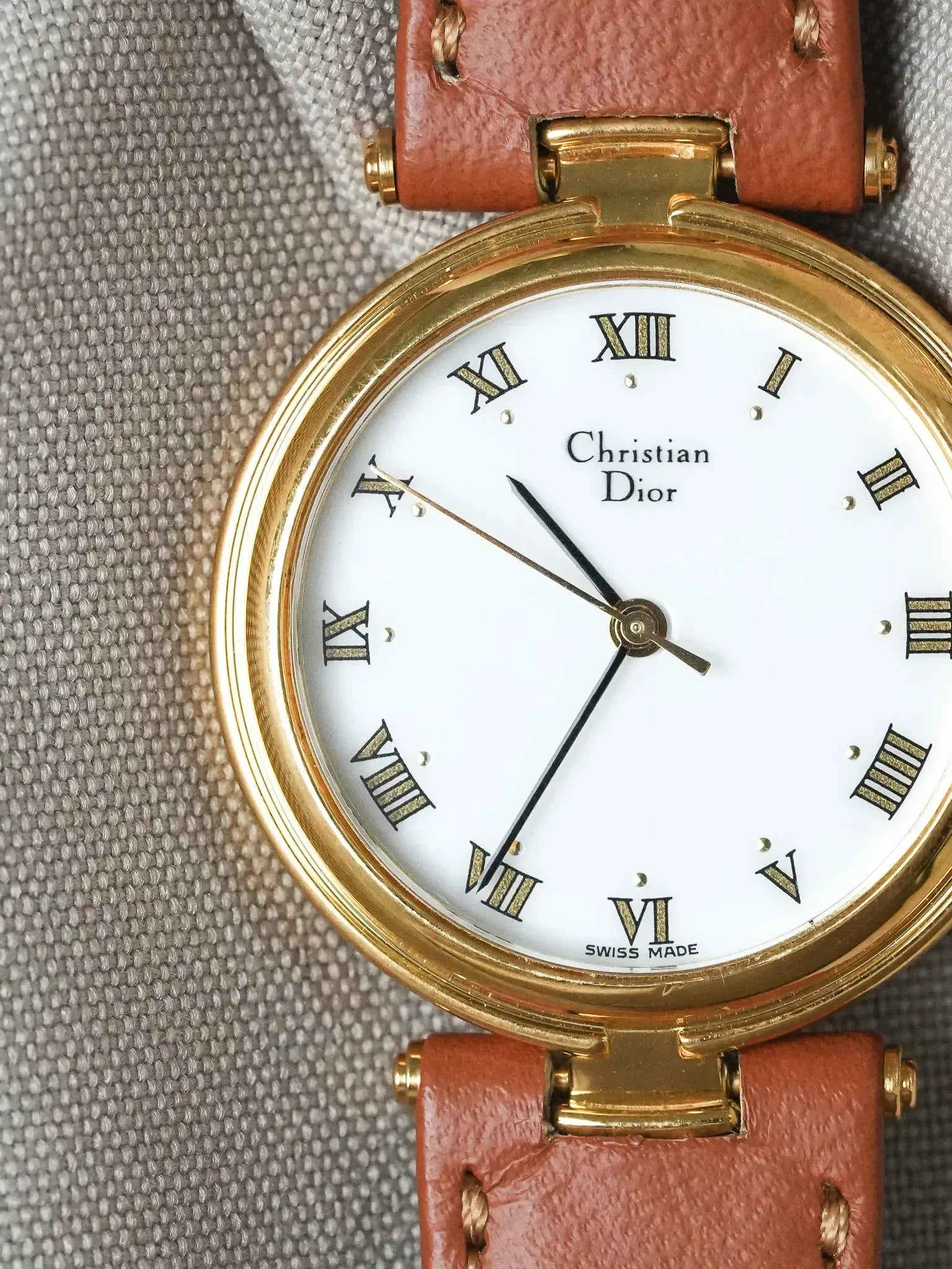 Christian Dior - Ronde cornes centrales cadran blanc - 1990s - Atelier Victor