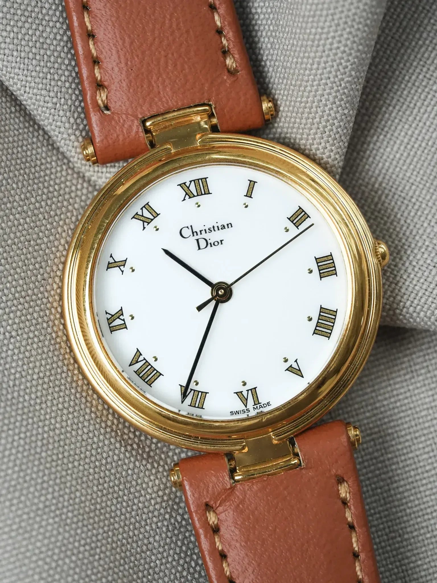 Christian Dior - Ronde cornes centrales cadran blanc - 1990s - Atelier Victor