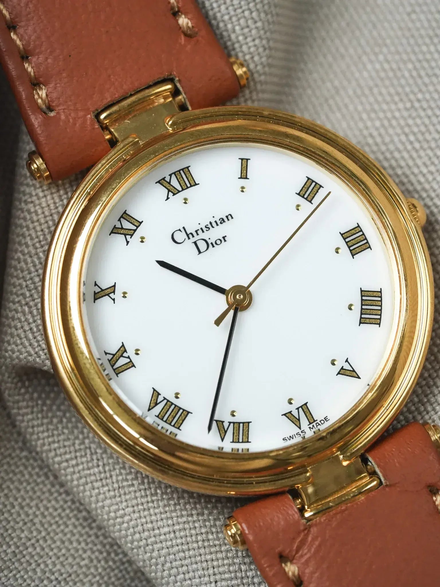 Christian Dior - Ronde cornes centrales cadran blanc - 1990s - Atelier Victor