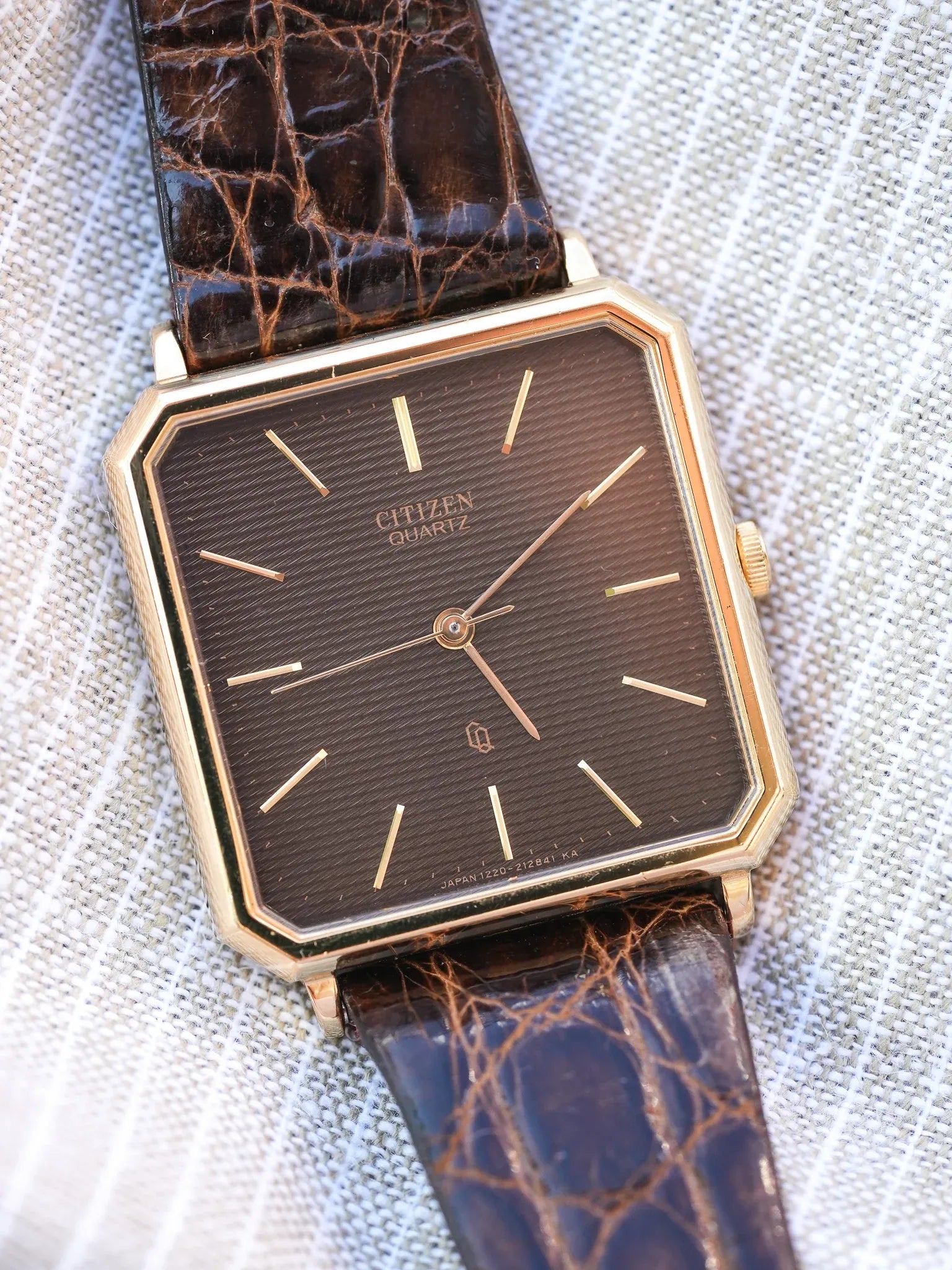 Citizen - Carré Chocolat Tapisserie Or - NOS - 1980s - Atelier Victor - Vintage Shop