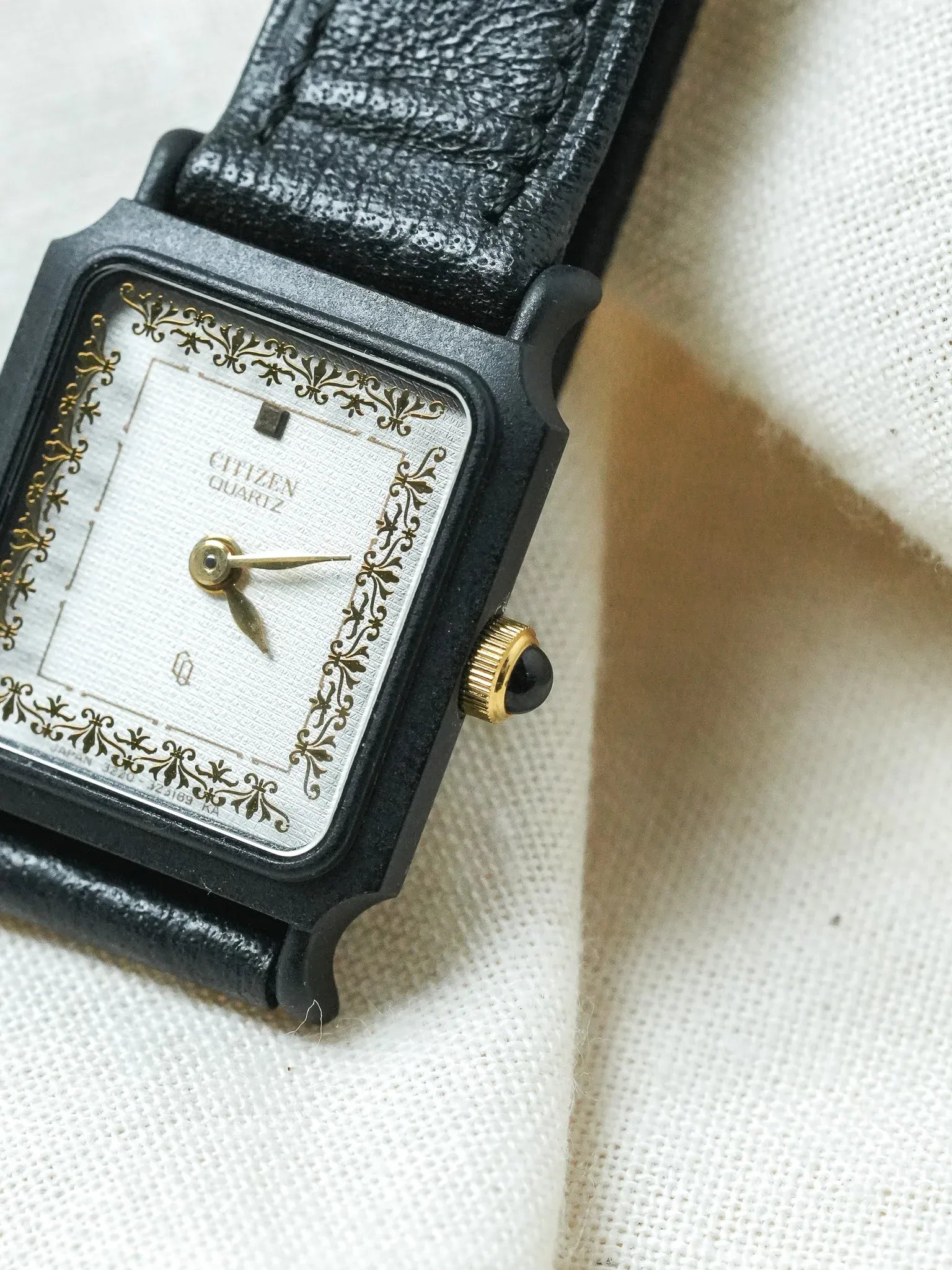 Citizen - Mini Tank PVD Noir Cadran blanc tapissé Dorures Or - NOS - 1980s - Atelier Victor