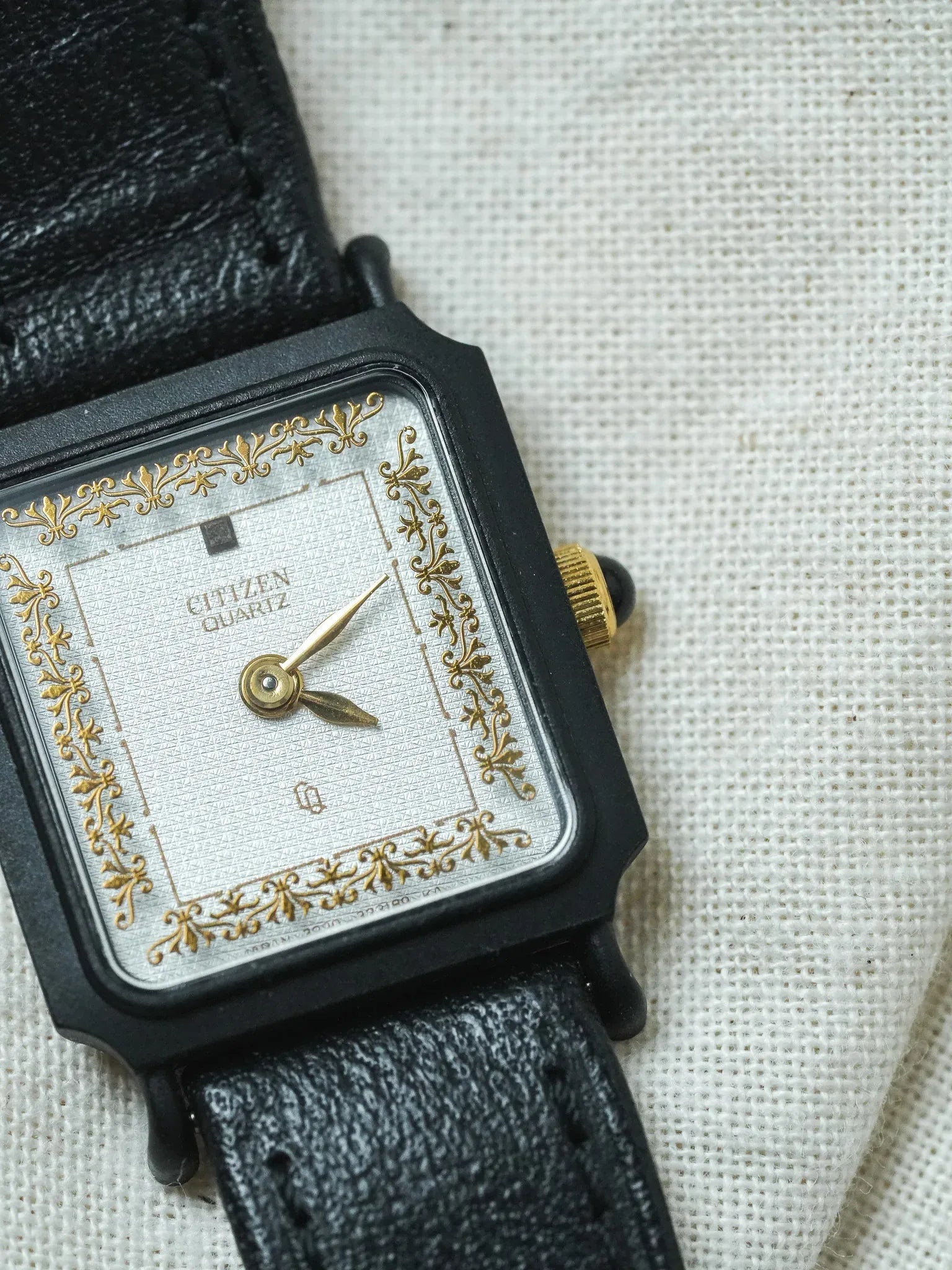 Citizen - Mini Tank PVD Noir Cadran blanc tapissé Dorures Or - NOS - 1980s - Atelier Victor