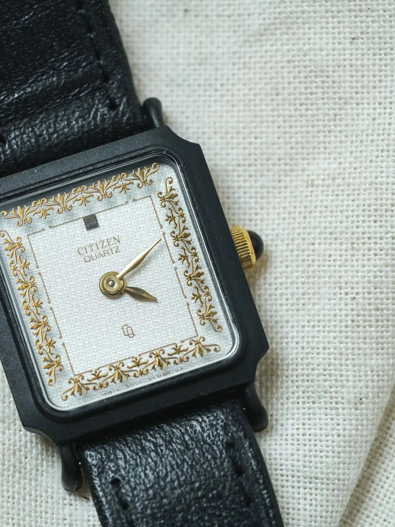 Citizen - Mini Tank PVD Noir Cadran blanc tapissé Dorures Or - NOS - 1980s - Atelier Victor