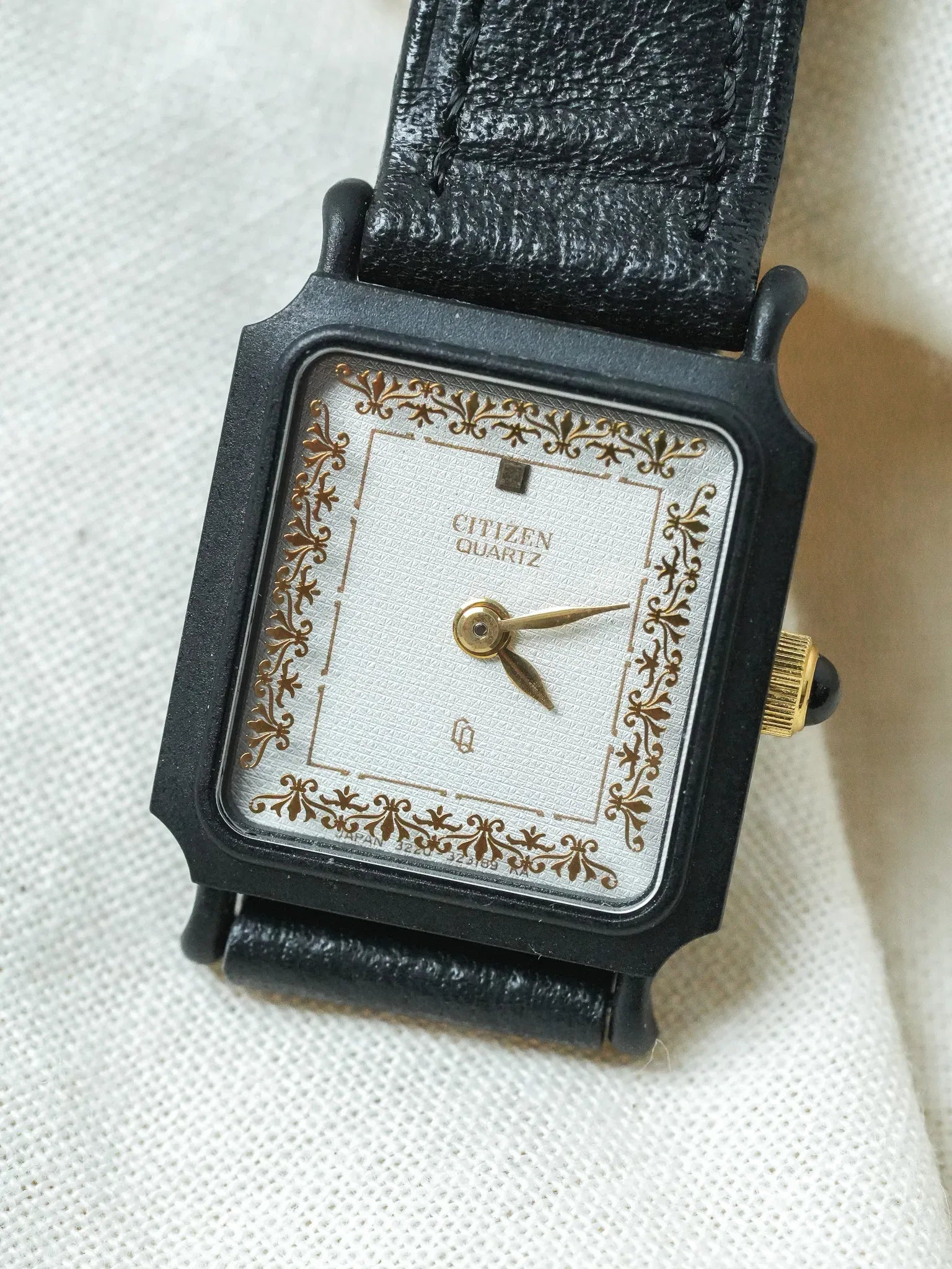 Citizen - Mini Tank PVD Noir Cadran blanc tapissé Dorures Or - NOS - 1980s - Atelier Victor