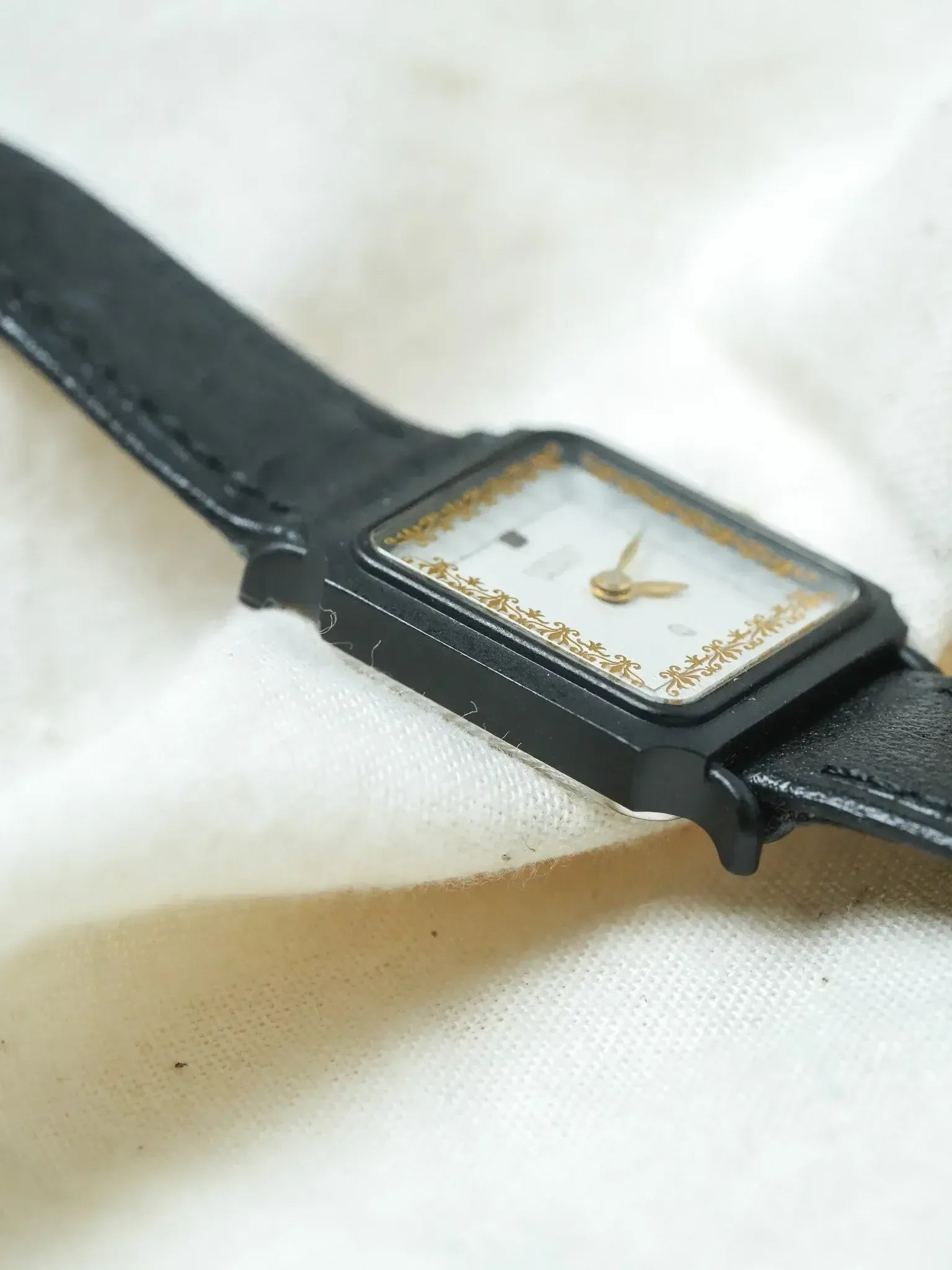 Citizen - Mini Tank PVD Noir Cadran blanc tapissé Dorures Or - NOS - 1980s - Atelier Victor