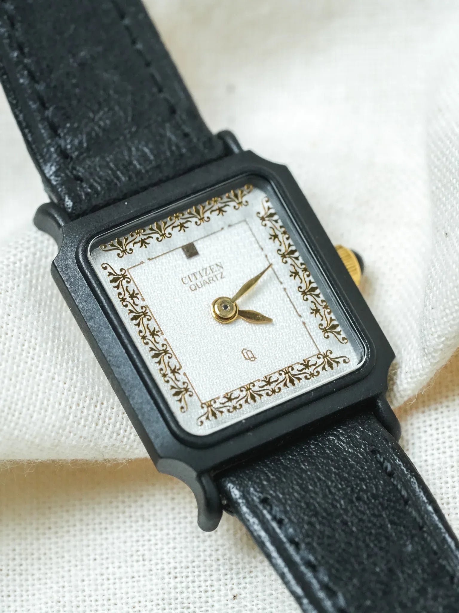 Citizen - Mini Tank PVD Noir Cadran blanc tapissé Dorures Or - NOS - 1980s - Atelier Victor