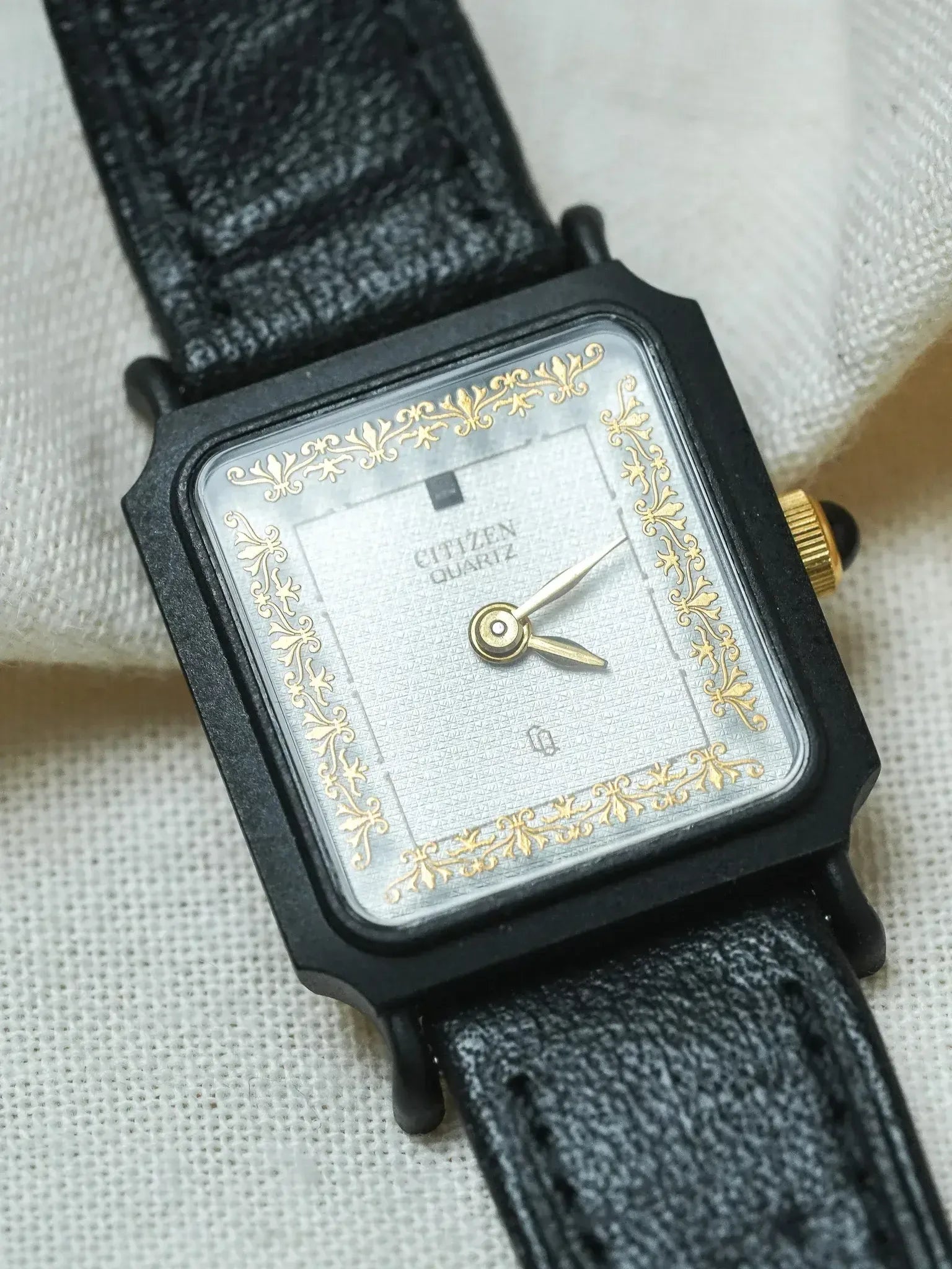 Citizen - Mini Tank PVD Noir Cadran blanc tapissé Dorures Or - NOS - 1980s - Atelier Victor