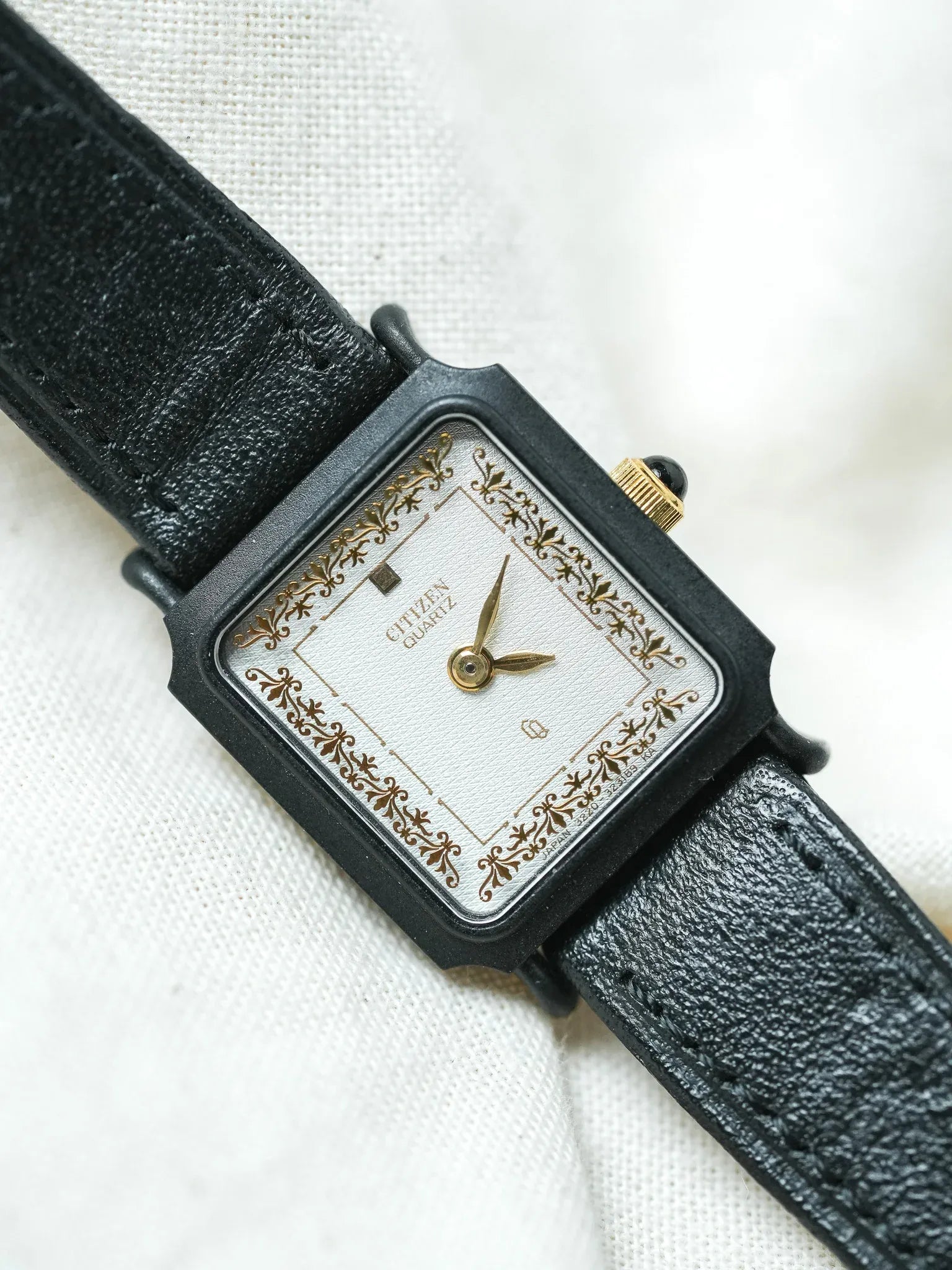 Citizen - Mini Tank PVD Noir Cadran blanc tapissé Dorures Or - NOS - 1980s - Atelier Victor