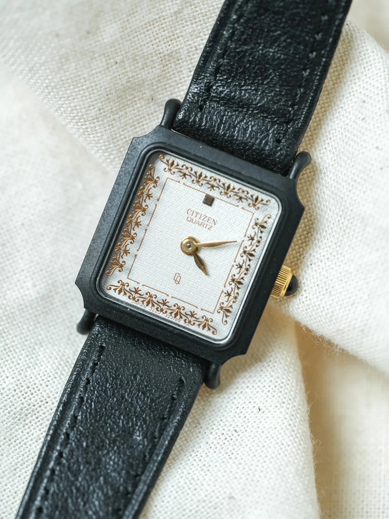 Citizen - Mini Tank PVD Noir Cadran blanc tapissé Dorures Or - NOS - 1980s - Atelier Victor