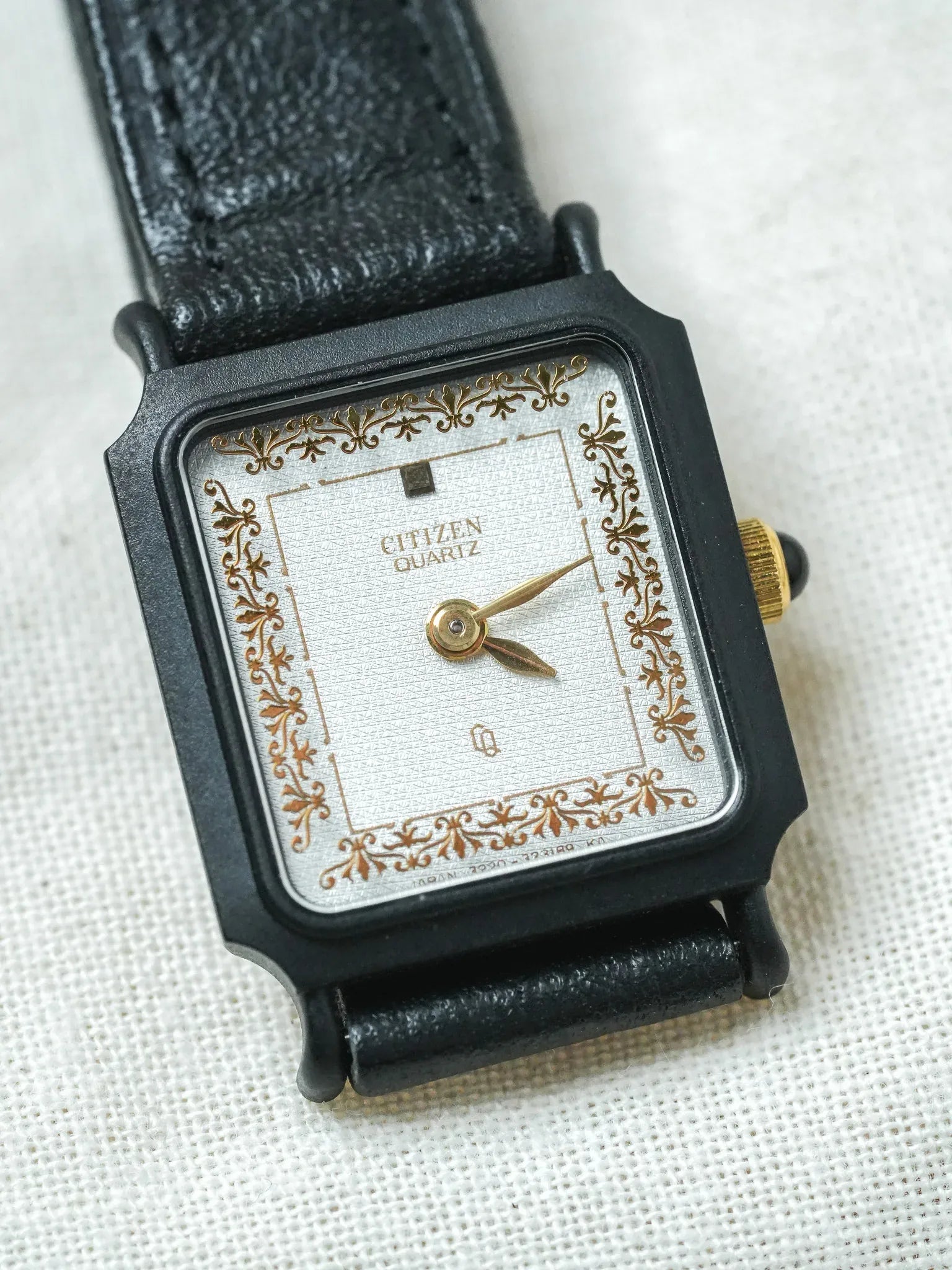 Citizen - Mini Tank PVD Noir Cadran blanc tapissé Dorures Or - NOS - 1980s - Atelier Victor