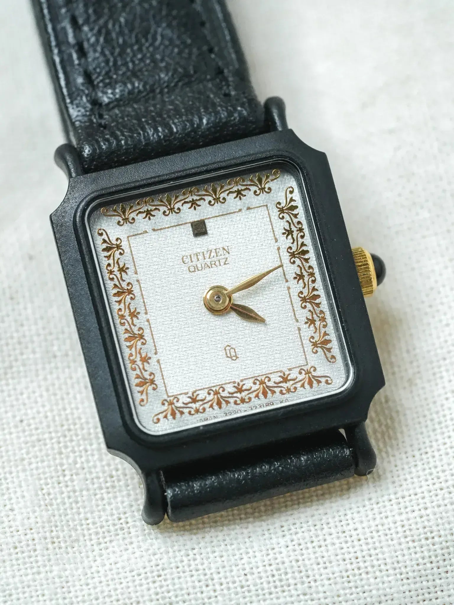 Citizen - Mini Tank PVD Noir Cadran blanc tapissé Dorures Or - NOS - 1980s - Atelier Victor