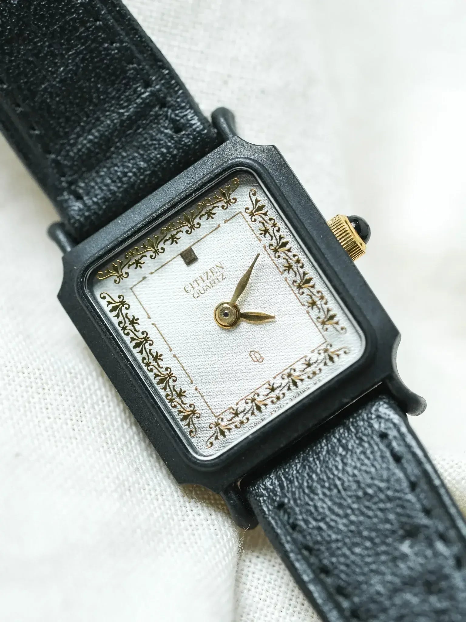 Citizen - Mini Tank PVD Noir Cadran blanc tapissé Dorures Or - NOS - 1980s - Atelier Victor