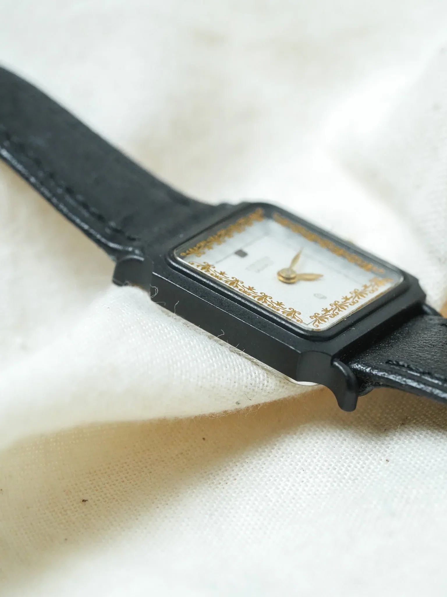 Citizen - Mini Tank PVD Noir Cadran blanc tapissé Dorures Or - NOS - 1980s - Atelier Victor - Vintage Shop