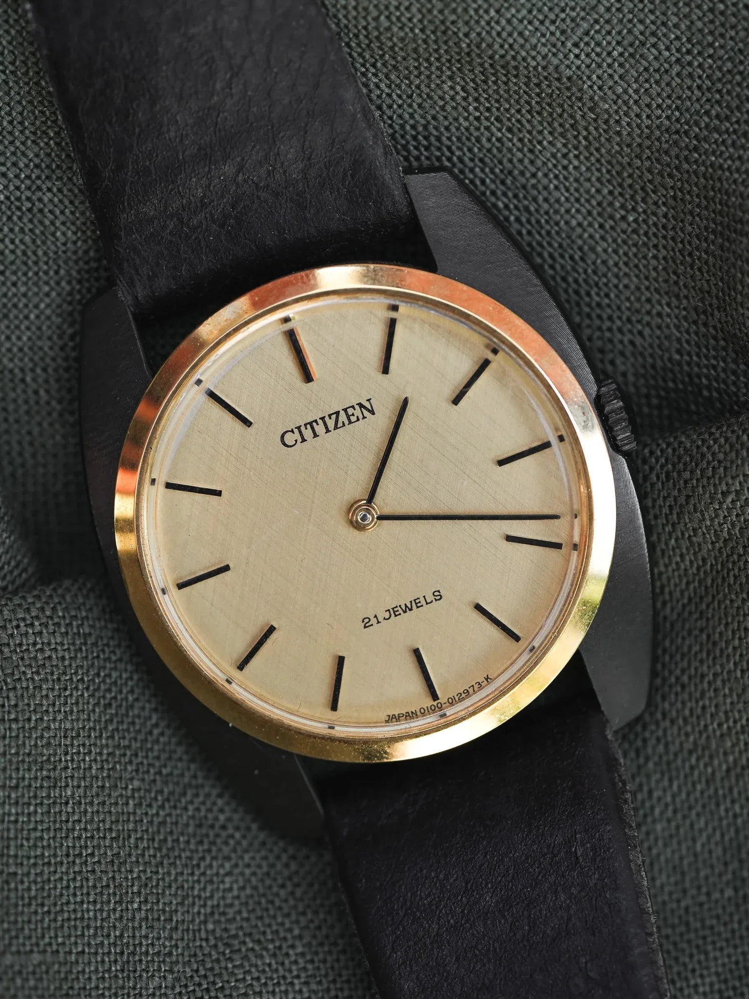 Citizen - Tonneau Noir Or - NOS - 1980s - Atelier Victor