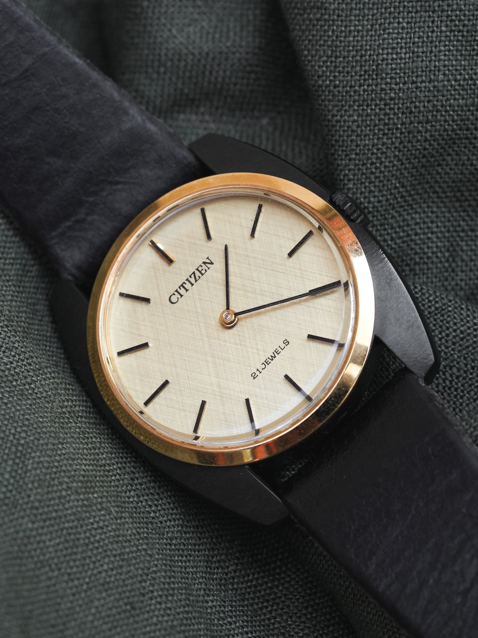 Citizen - Tonneau Noir Or - NOS - 1980s - Atelier Victor - Vintage Watch Shop