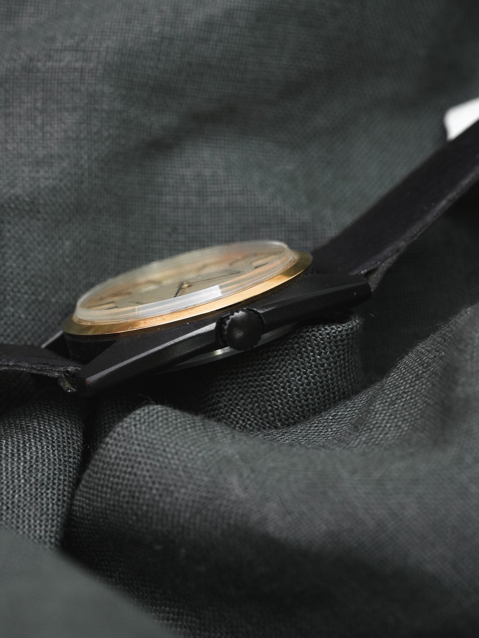 Citizen - Tonneau Noir Or - NOS - 1980s - Atelier Victor - Vintage Watch Shop